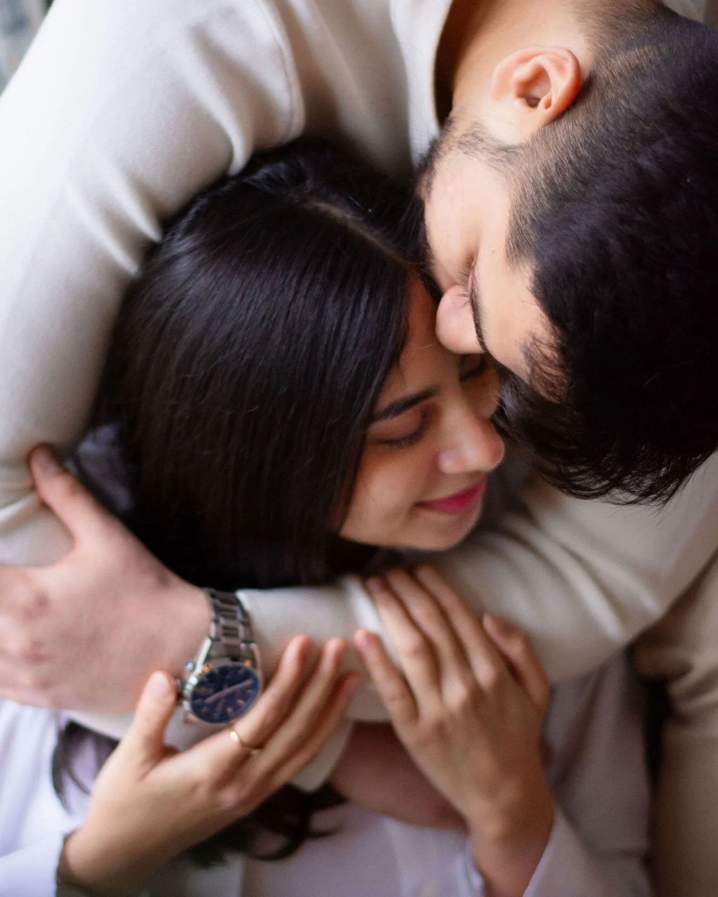 Expecting this winter, and wondering if it&rsquo;s too late to schedule your maternity photoshoot? 🤰🎄 While sunny days are rare around this time of year, I&rsquo;m here to remind you that you always have the option to schedule your photos in the wa