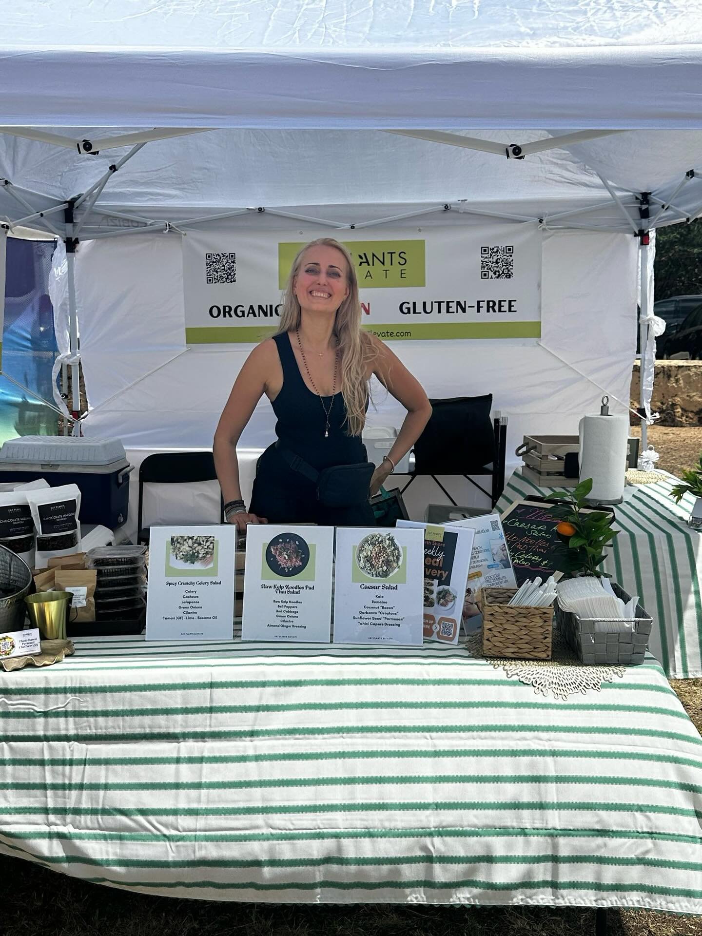 Good people, good food, fabulous vibes today 🩷🩷🩷

My first ever time being a food vendor and so happy to be a vendor for an amazing Hale&rsquo;iwa Arts Festival today. 

Fully sold out today! 🤍💎

Tomorrow is another day and going to cook now mor