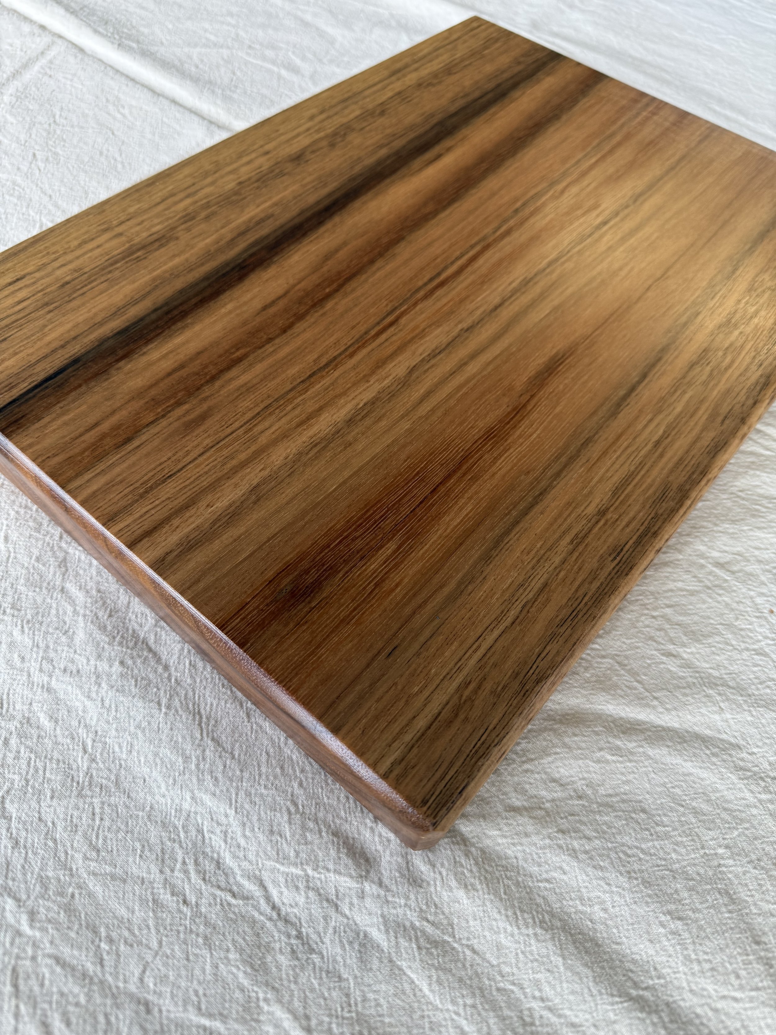 Spotted Gum Face Grain Chopping Board 1-3.jpeg
