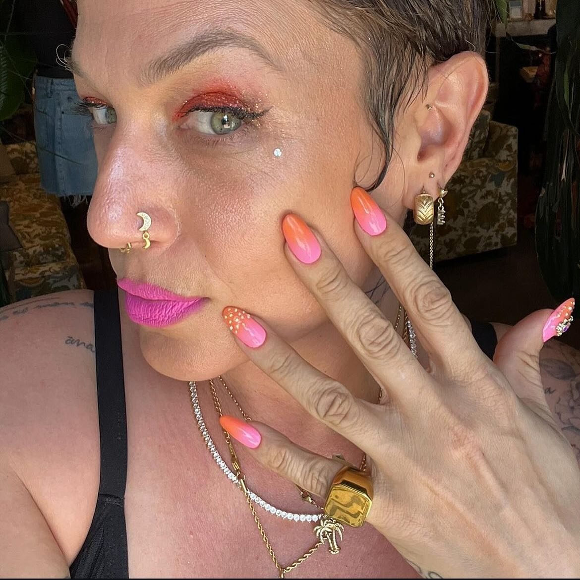 You&rsquo;ll never miss a sunset with these stunning ombr&eacute; nails ✨🌅

💅🏼 for our gorgeous client @mumumansion by the incredible @clawsxkat ❤️

#thepowderroomla #losangeleshairstylist #hollywoodhairstylist #losangeleshairsalon #hairsalon #nai