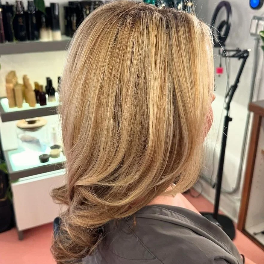 Blonde brilliance is in the details! 👱🏻&zwj;♀️✨ Check out our clients dimensional highlights by the one and only @devinaidan_hair @thepowderroomla 

She&rsquo;s giving us major hair envy ✨💋💅🏼

#thepowderroomla #losangeleshairstylist #losangelesh