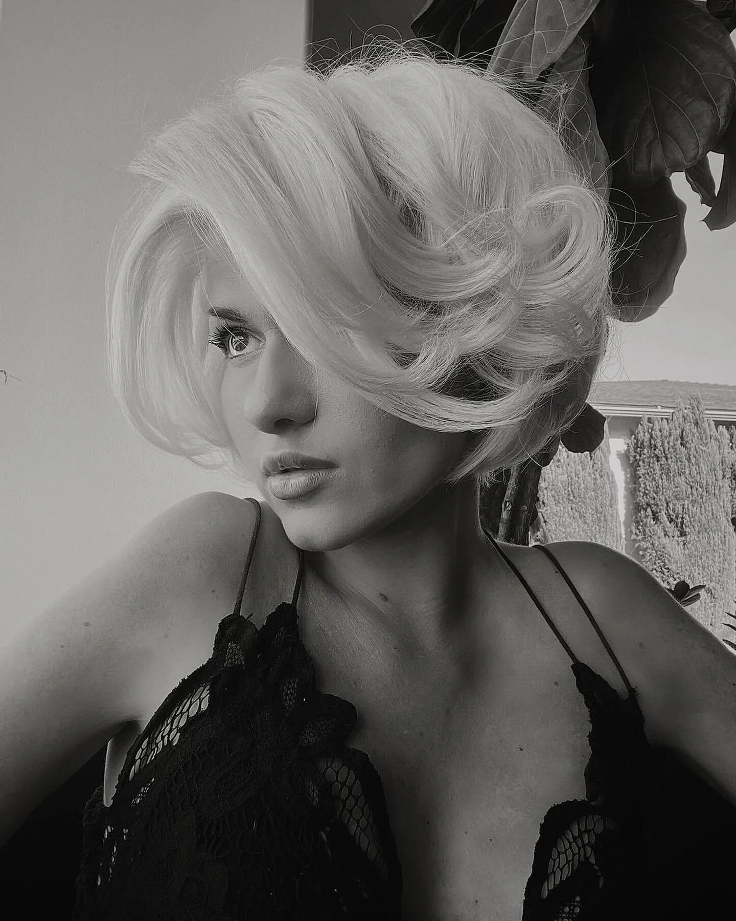This is not a drill. Marilyn Monroe is back! ✨💋 Check out this stunning transformation that channels the timeless glamour of the iconic Hollywood star. Our talented @curtisbluestylela worked his magic to create a look that&rsquo;s both classic and c