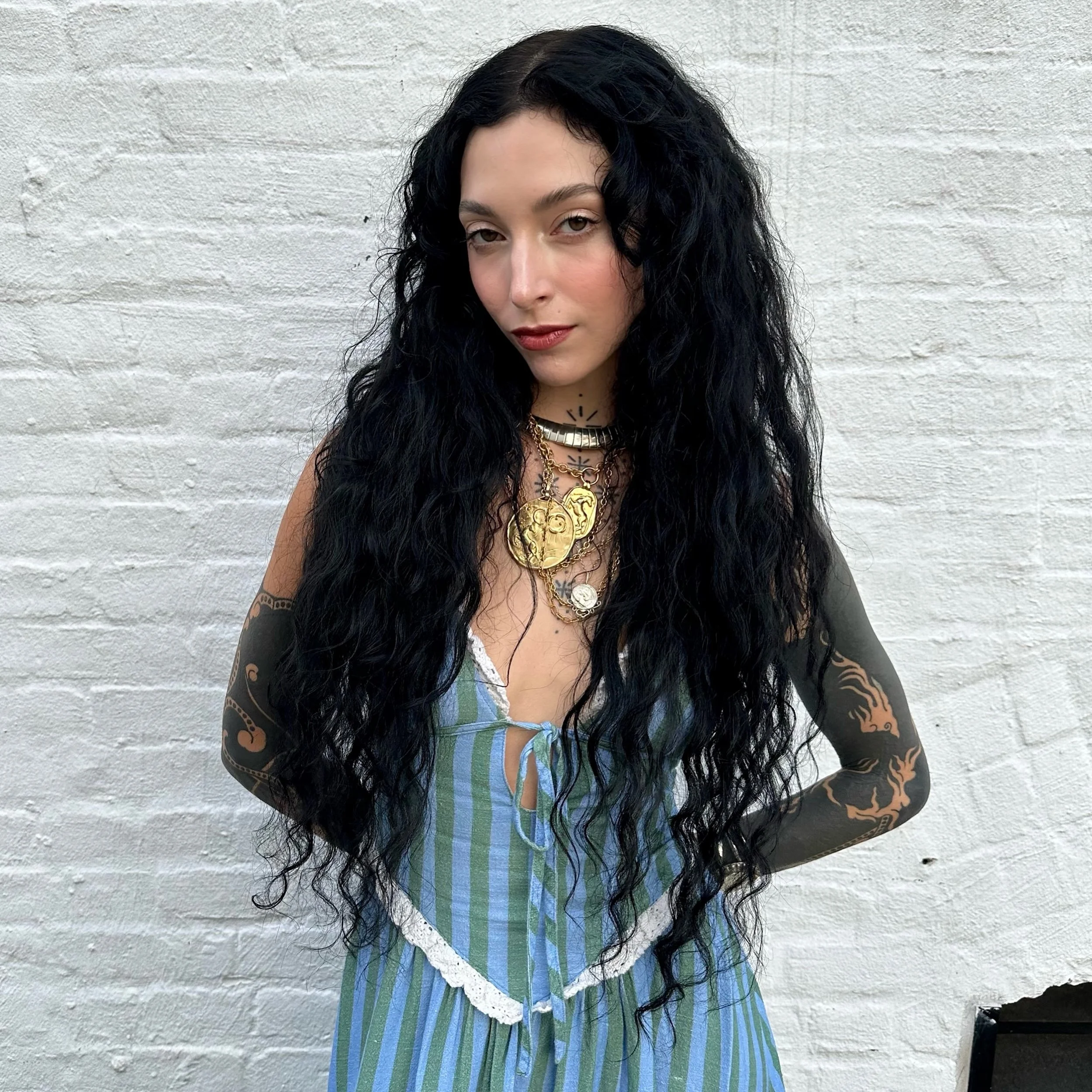 A little MoRiya magic from afar. ✨

We had to reshare this dreamy set from @oh_its_m0 &mdash; 30 inches of custom curly wefts and the most beautiful, lived-in texture.

LA misses you already. Come back soon, Mo. 💕🙏🏼
