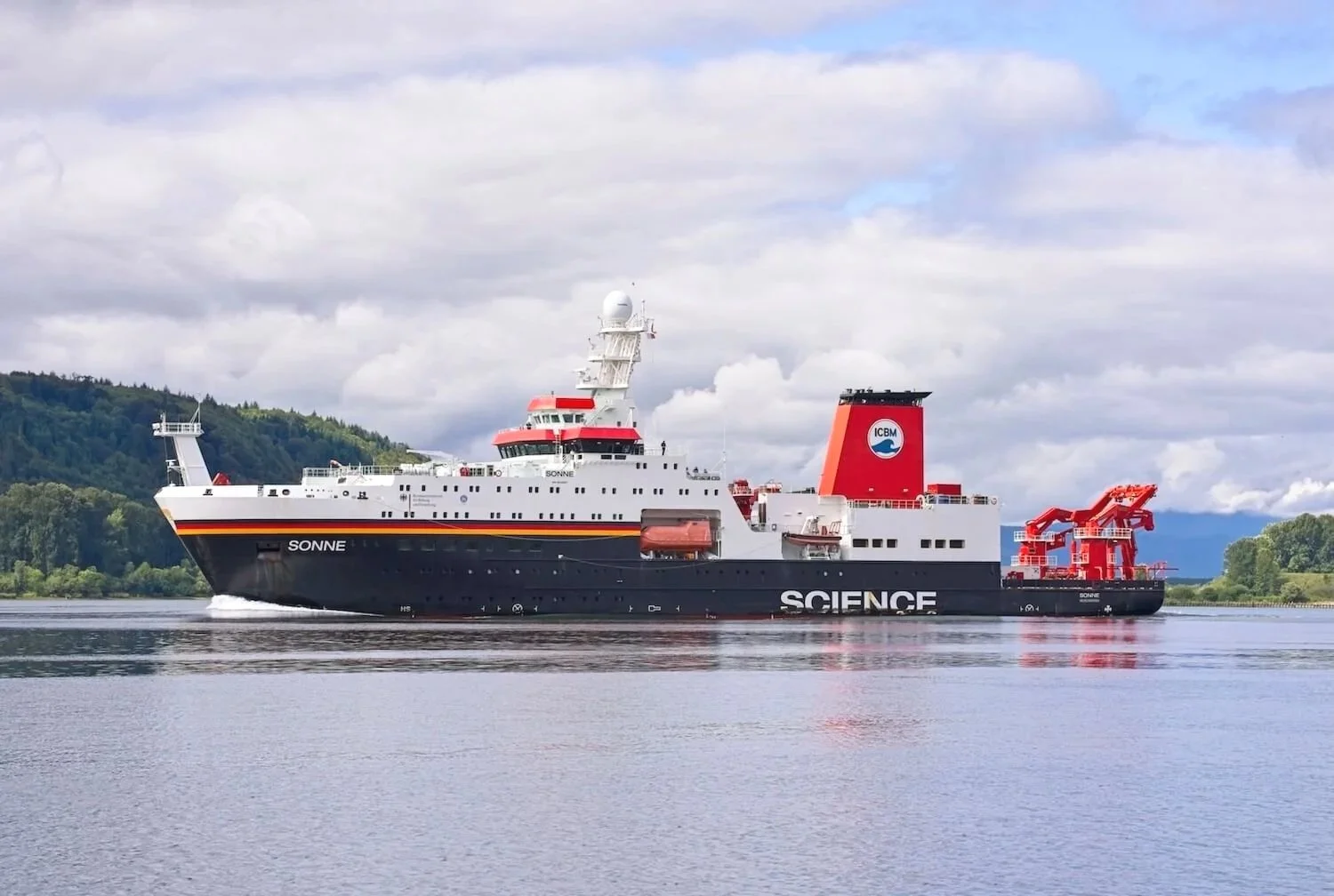 R/V Sonne inbound