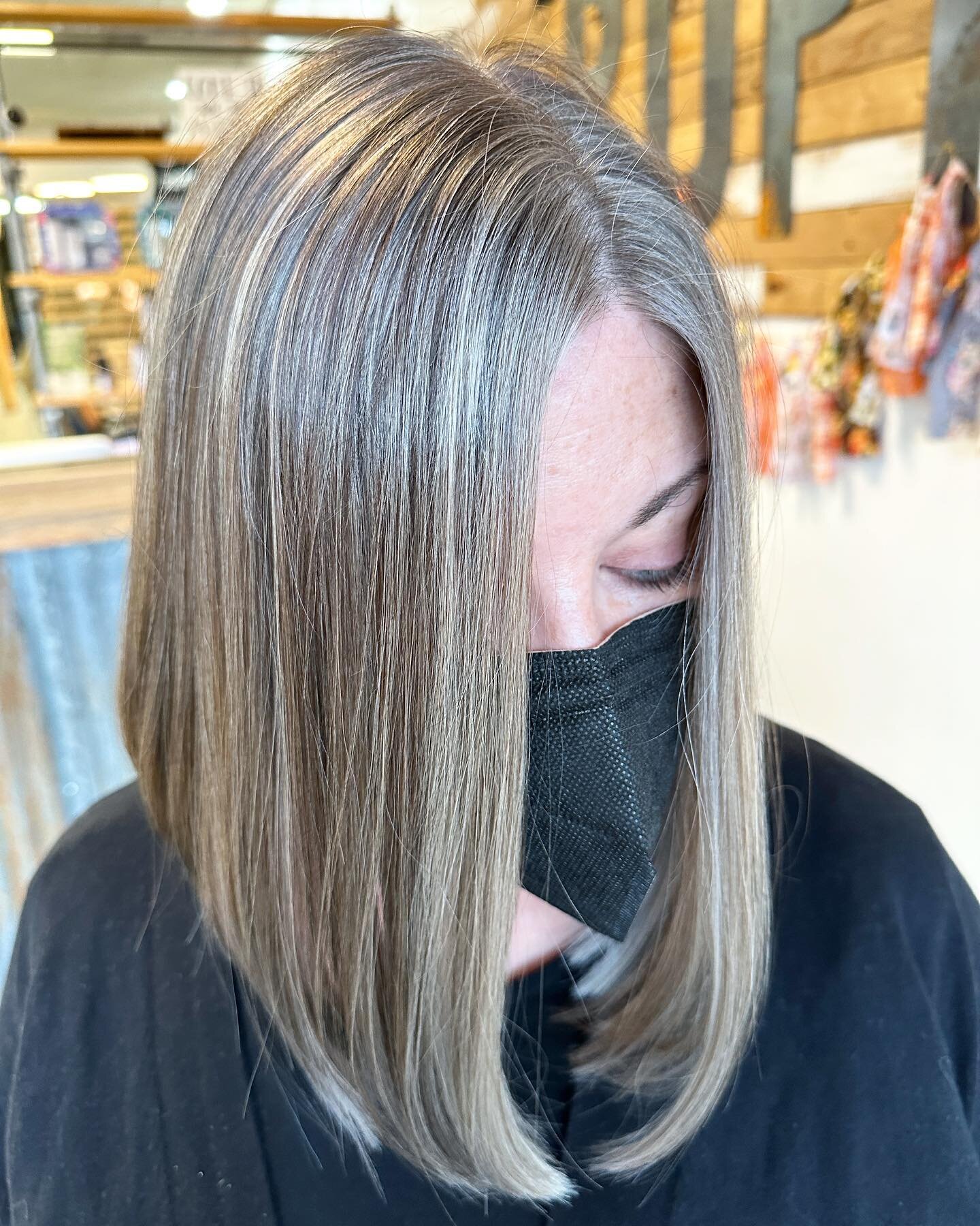 Gray blending and enhancement for this amazing friend! Thanks for making the long drive so I could do my favorite thing on your hair!
#grayblending #grayhair #silverhair #shegraygray #grayhairdontcare