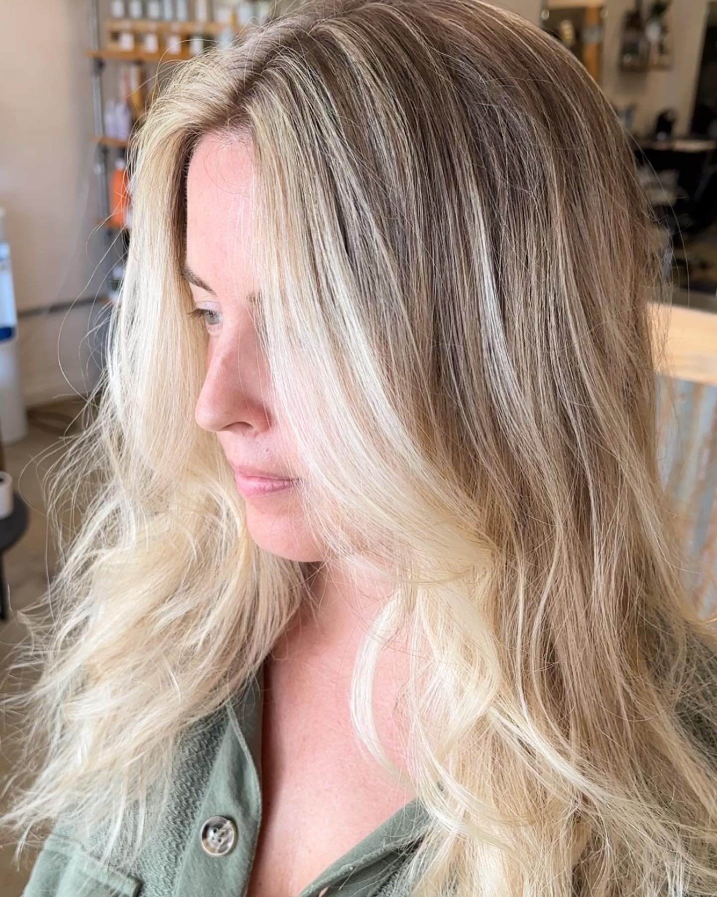 If your blonde isn&rsquo;t blending let&rsquo;s chat. Proof you can be both bright and low maintenance right here 👆thanks @moonhawkmanuel for always being a gorgeous canvas. 
#styledwithdavines #balayage #moneypiece #blondebalayage #gocougs #pullman