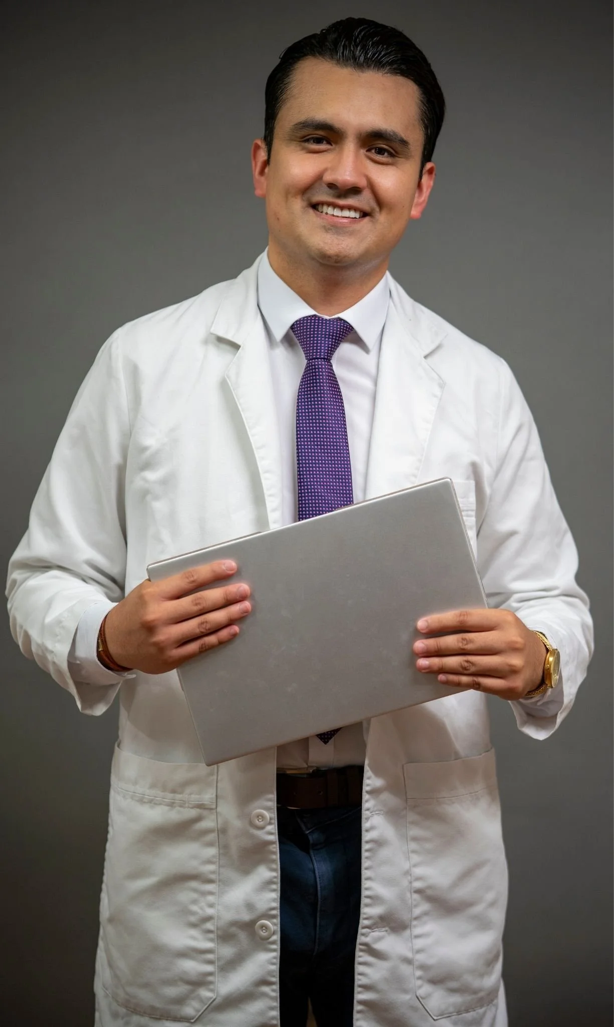 Dr. Ernesto Cedillo, médico psiquiatra en Tijuana, retrato profesional en consultorio sosteniendo una tableta