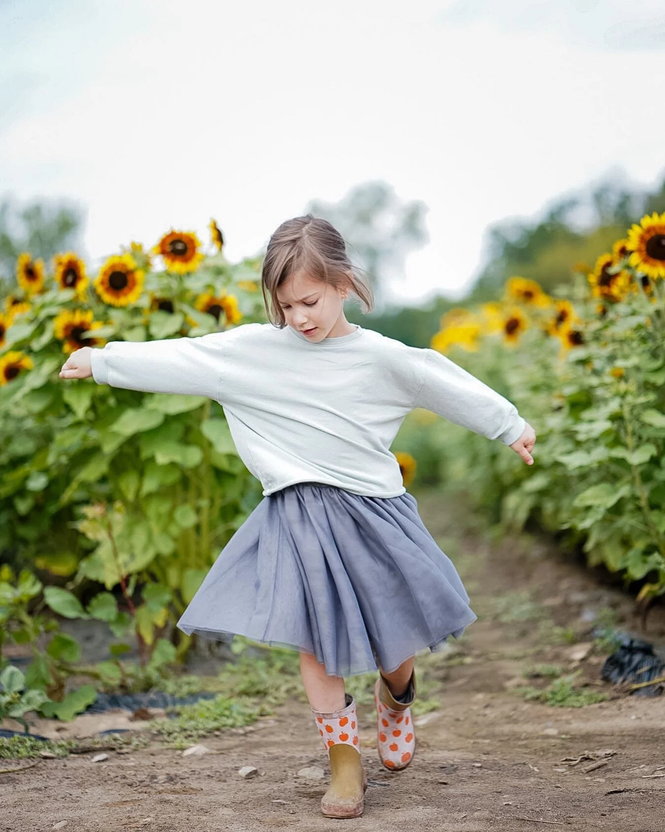 Twirly tulle dresses and sunflower fields 🤍 These are a few of my favorite things
.
.
.
.
.
#montrealphotographer #familysession #mtlmoments #tinyhumans #favoriteclients