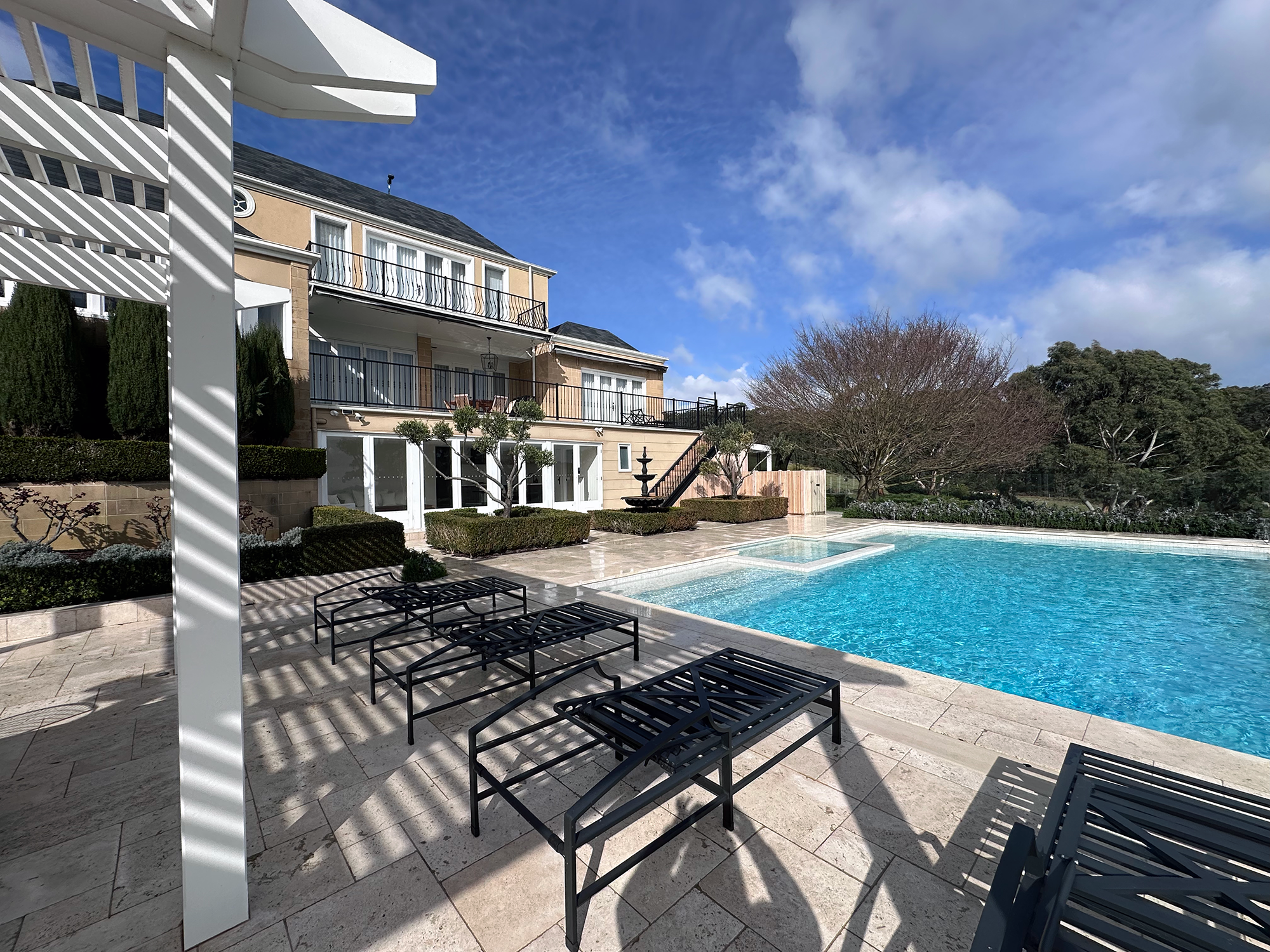 Alternate side view of a swimming pool and spa renovation by Indigo Pools done on the Mornington Peninsula.