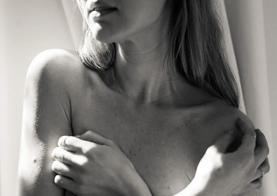 POV: I&rsquo;m behind the camera loudly whispering, &ldquo;WAIT. DON&rsquo;T MOVE. THE LIGHT IS LIGHTING.&rdquo;
⠀⠀⠀⠀⠀⠀⠀⠀⠀
No composure.
No over-directing.
Just good light and a shutter click.
⠀⠀⠀⠀⠀⠀⠀⠀⠀
One of my favorites from the whole session.
⠀⠀⠀