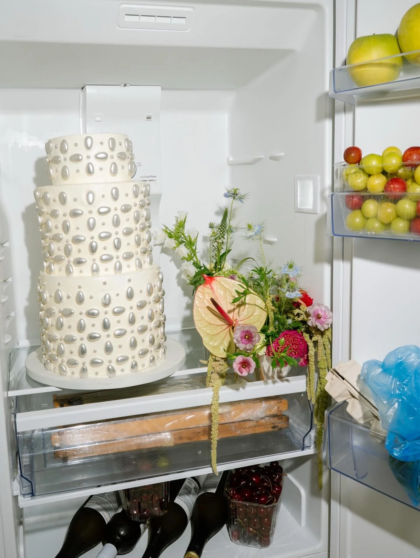 Moments &amp; memories for E &hearts;️ Y - Sifnos &lsquo;25 

@achilleascolaclides photography 
@kopriastore flowers 
@meligreece rentals 
@maiolica.sifnos caterers 
@thecakersgr wedding cake 
@viviennewestwood dress