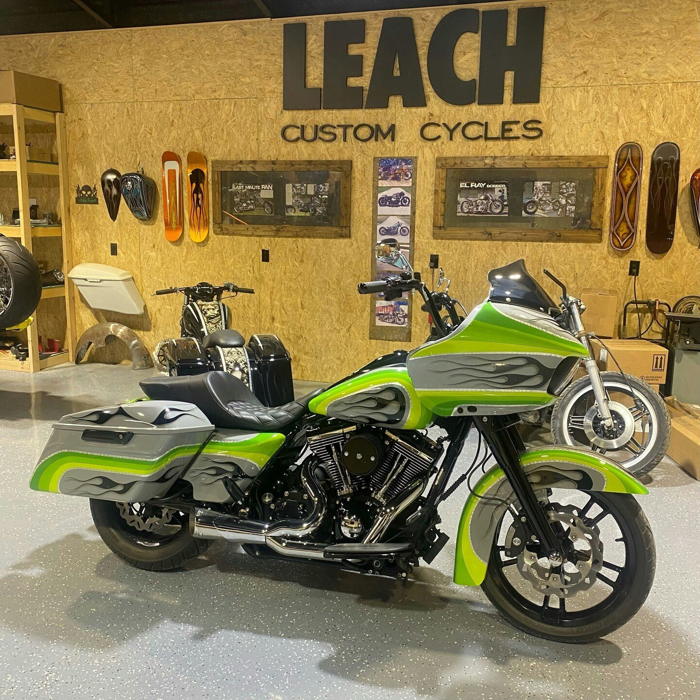 We decided to give our 2009 streetglide a twist by transforming it into a late model roadglide, complete with a fresh custom paint job.