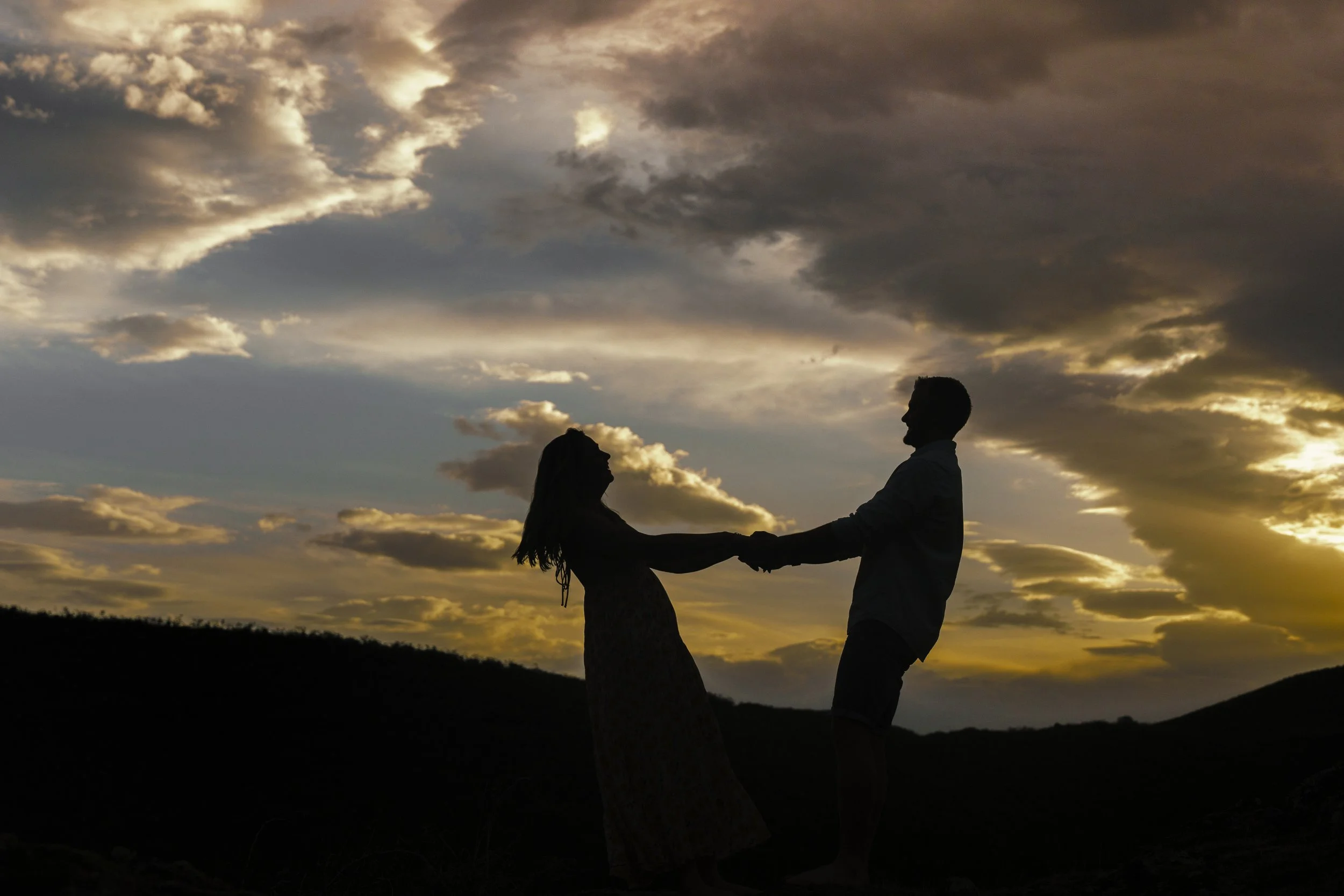 couple en contre jour à la montagne