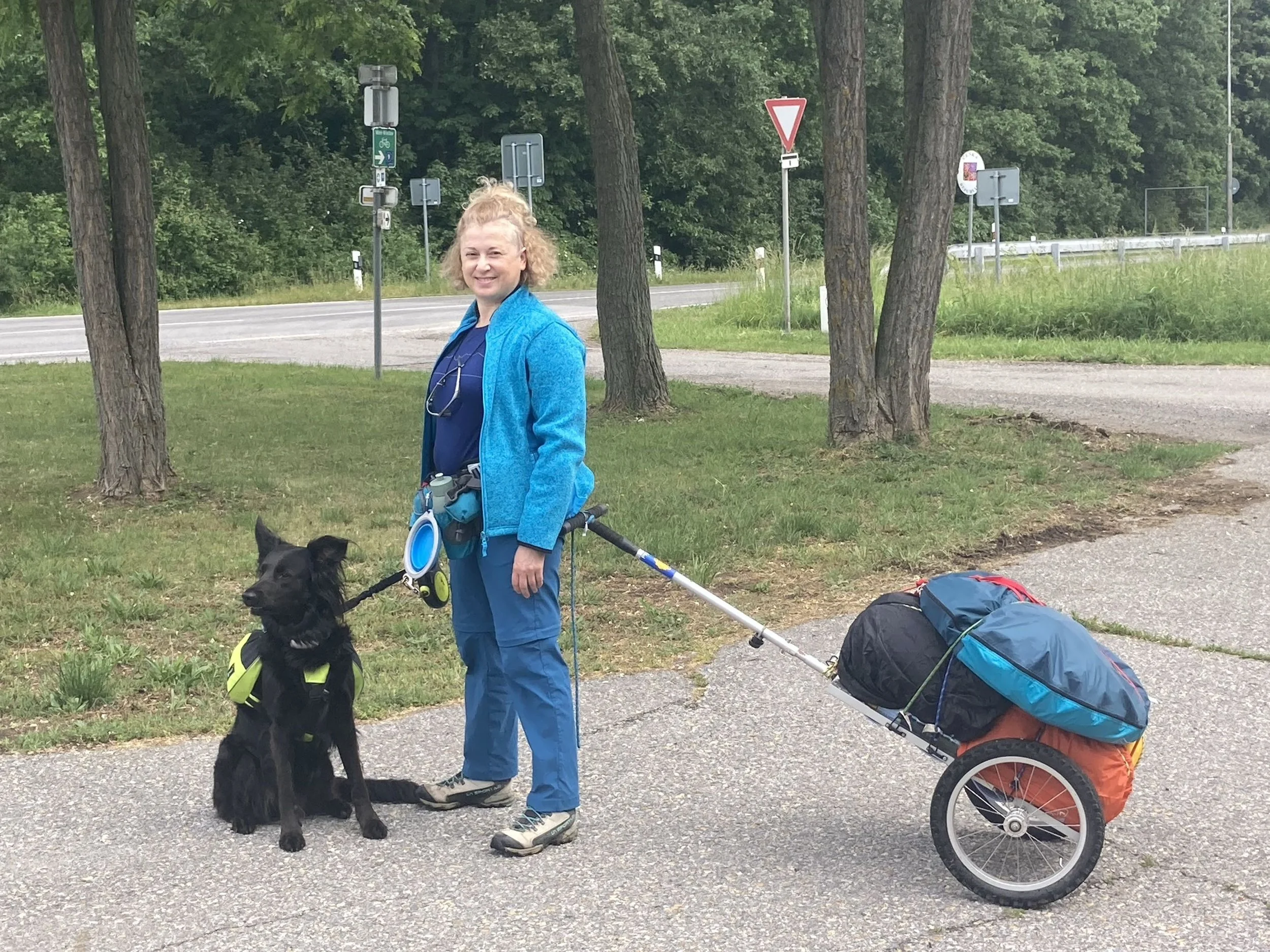 Karin Kauscheder – Ein Hund ist das Mittel, um den Schweinehund zu überwinden. So macht die (fast) tägliche Bewegung Freude. 
Darauf habe ich hintrainiert und durchgezogen: 90 Kilometer Pilgern mit meiner Hündin.