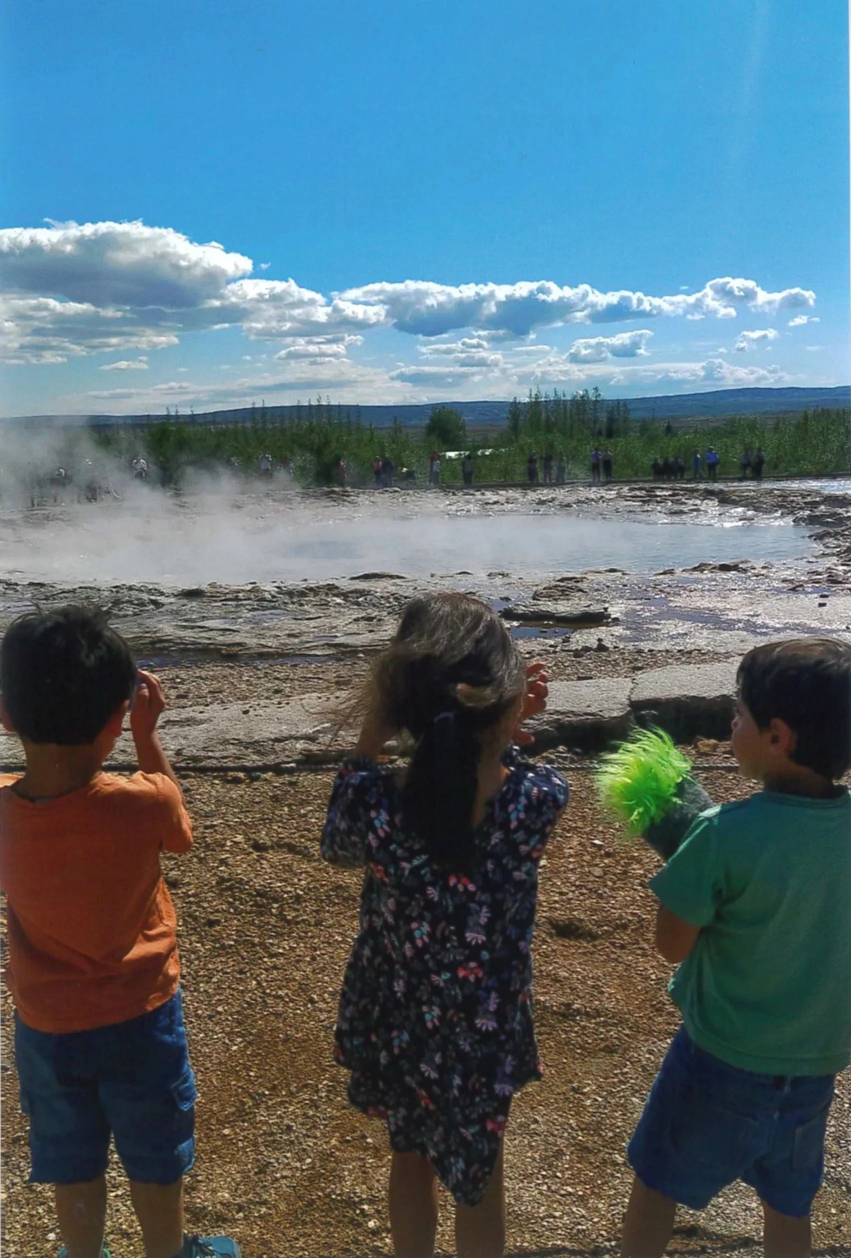 Wir drei Geschwister machten im Mai 2025 Urlaub in Island. Dort haben wir einen Geysir beobachtet, der heißes Wasser alle 10 Minuten bis zu 35 Meter in die Luft schleudert.