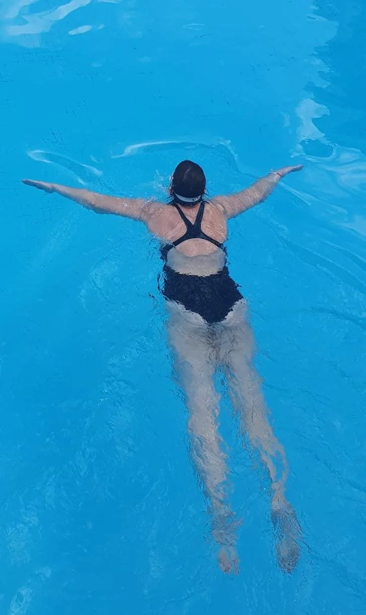 Theresa P. – Schwimmen ist meine Leidenschaft! Auf dem Foto schwimme ich in der Türkei im All-inclusive-Urlaub. Dort war ich jeden Tag vor dem Frühstück für 45 Minuten zügig schwimmen, während die anderen noch damit beschäftigt waren, Liegen zu reser