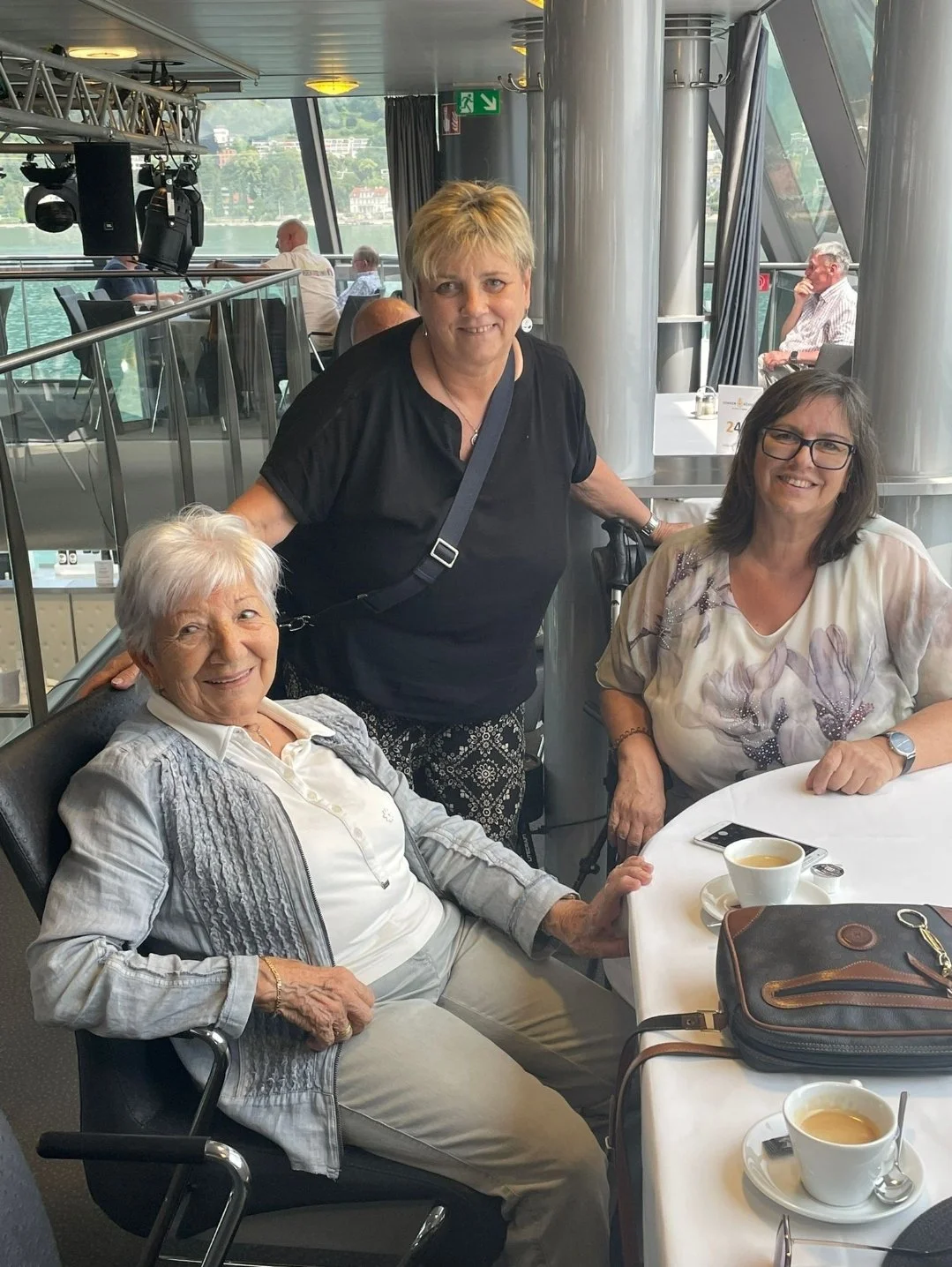 Helga Körbler – Unsere Tante Erika wohnt am anderen Ende von Österreich. Als Kind hatten wir wegen der Entfernung wenig Kontakt. Aber seit ein paar Jahren besuchen wir sie. Voriges Jahr war das per Zug eine Weltreise nach Vorarlberg/Feldkirch. Heuer