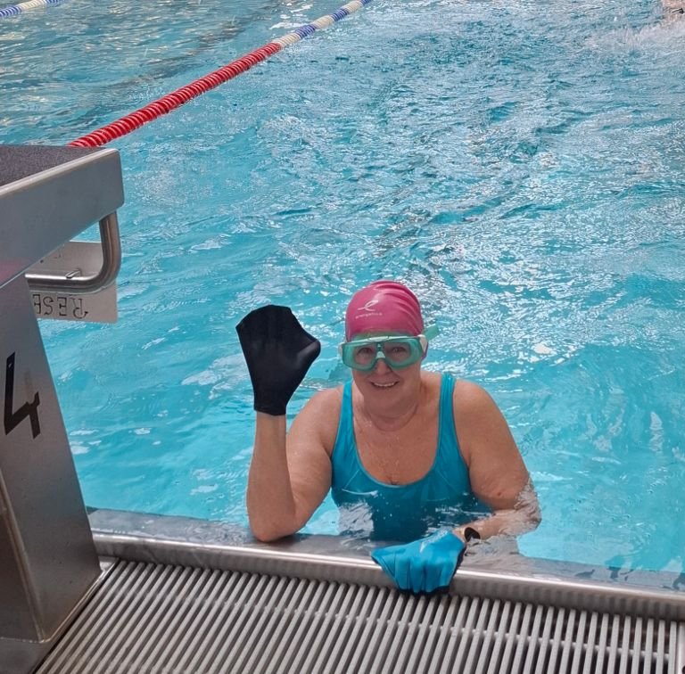 Ursula Tafart – Ich gehe drei- bis viermal die Woche jeweils eine Stunde zum Kraulen ins Hallenbad. Ich liebe diesen Sport, er hält meine Figur fit. Wenn ich im Wasser bin, ist das wie Meditation. Es ist außerdem ein gutes Ausdauertraining und auch g