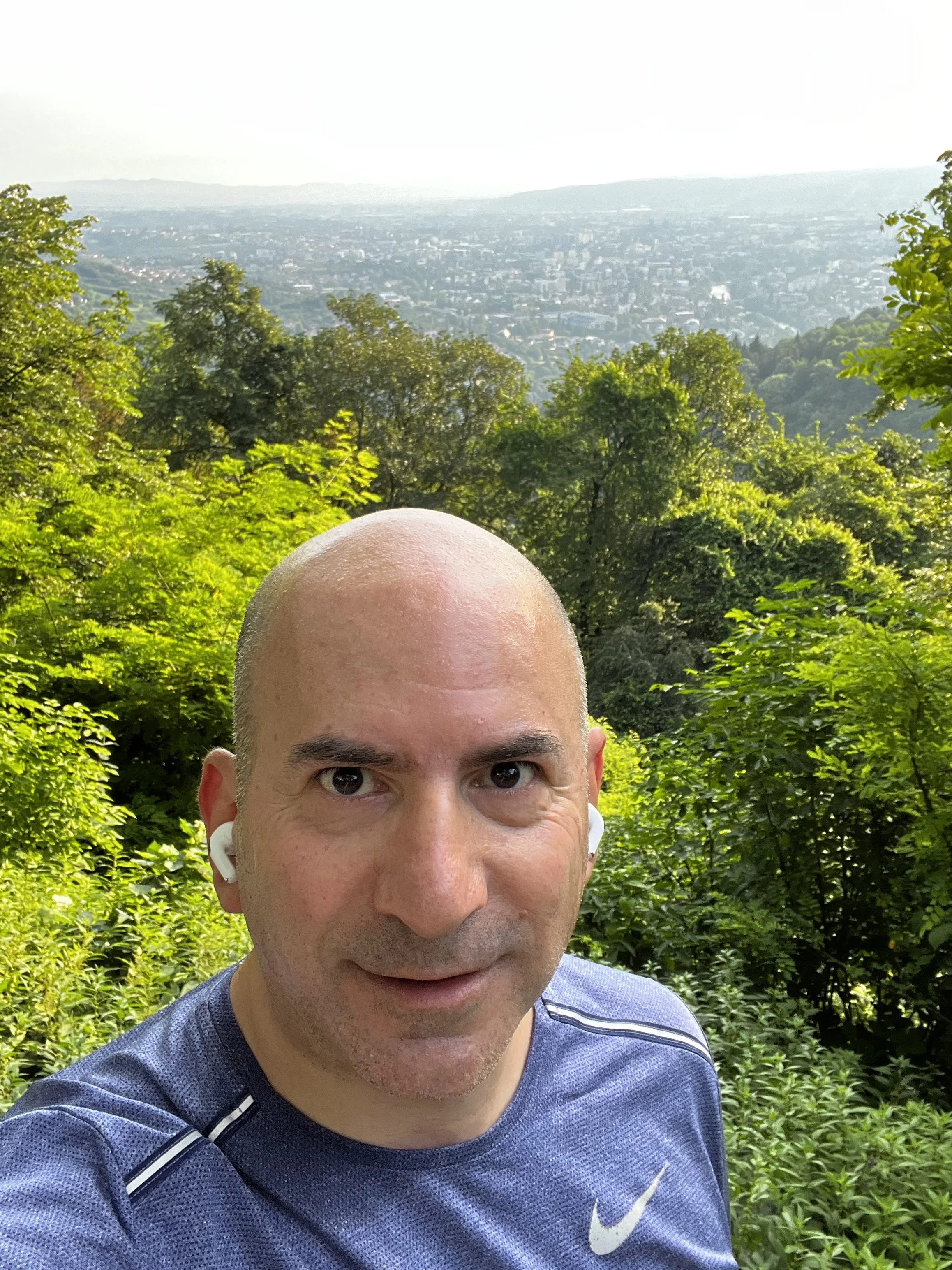 Orhan Özcelik – Als ich 35 Jahre alt wurde, musste ich oft an das bekannte türkische Gedicht „35 yaş, yolun yarısı eder“ („Mit 35 ist die Hälfte des Weges erreicht“) denken. Damals sah ich mich mit meinen Bauch im Spiegel und begann, über meine Zukun
