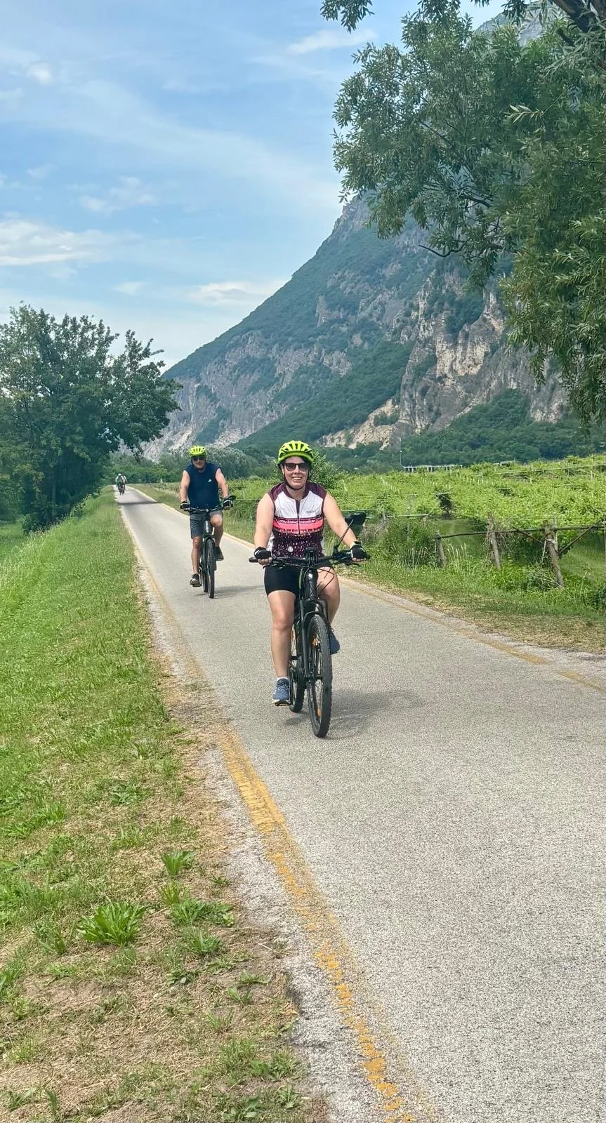 Monika Krieger – Wieder mehr radeln – auch im Urlaub!
Das Foto wurde während eines Aktivurlaubs in Südtirol aufgenommen.
Radeln von Brixen über Bozen nach Riva del Garda – ein Mega-Spaß in der Gruppe, denn wir waren insgesamt neun Freunde im Alter vo