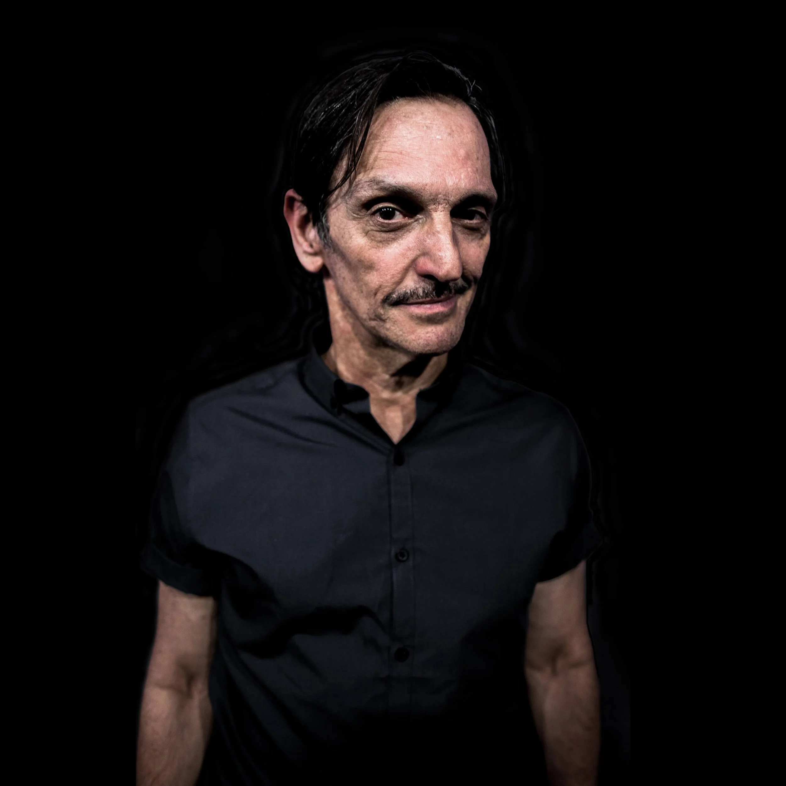 Paulo Miklos fundo preto.jpg
