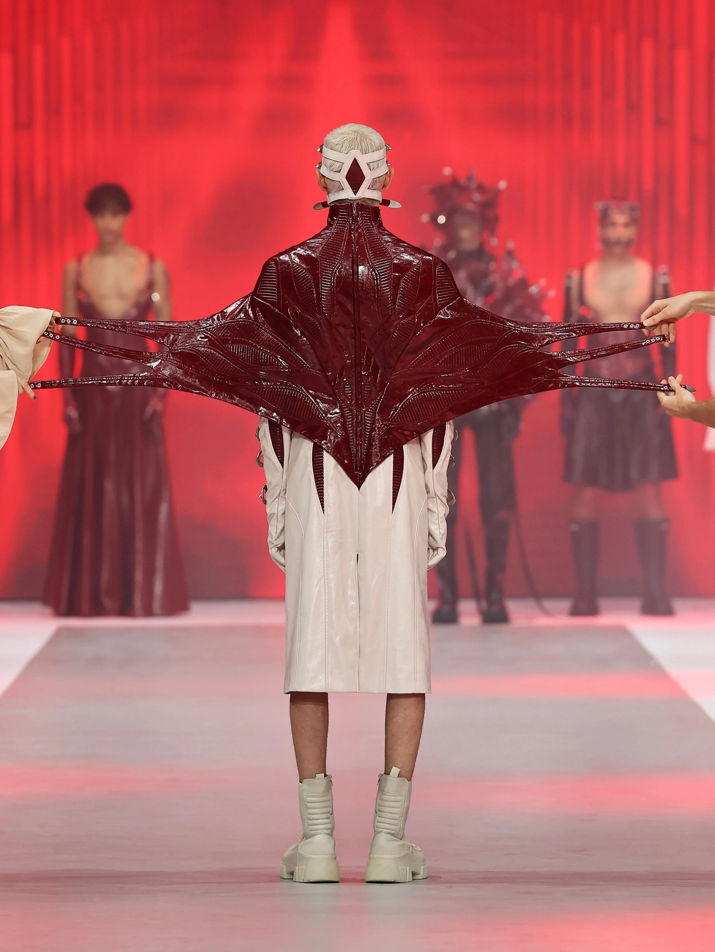 ANGUS TSUI SS27 ‣
/ 404: Ha Ha Haunting / Look 10 (Unbound Form) ‣ 

The buckles release. The skin unfurls.&nbsp;

The second from of Look 10 is the moment of rupture - the skin from the back now wide open, forming a pair of bloody, disturbing wings 