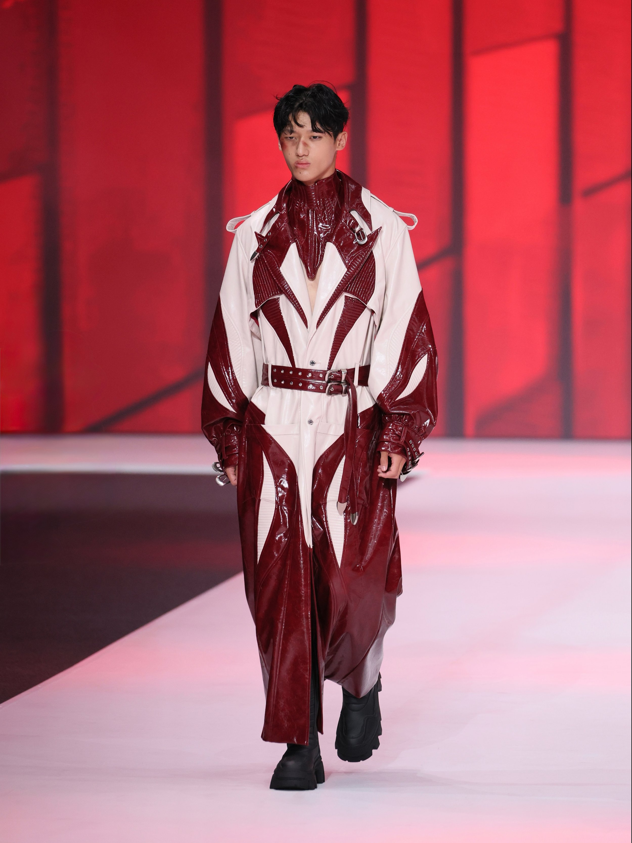 ANGUS TSUI SS27 ‣
/ 404: Ha Ha Haunting / Look 9 ‣ 

He wears his survival like an armour.

Look 9 is what happens when the wound becomes the weapon. A men&rsquo;s trench coat constructed from contrast panels - blood-red leather clashing against drai