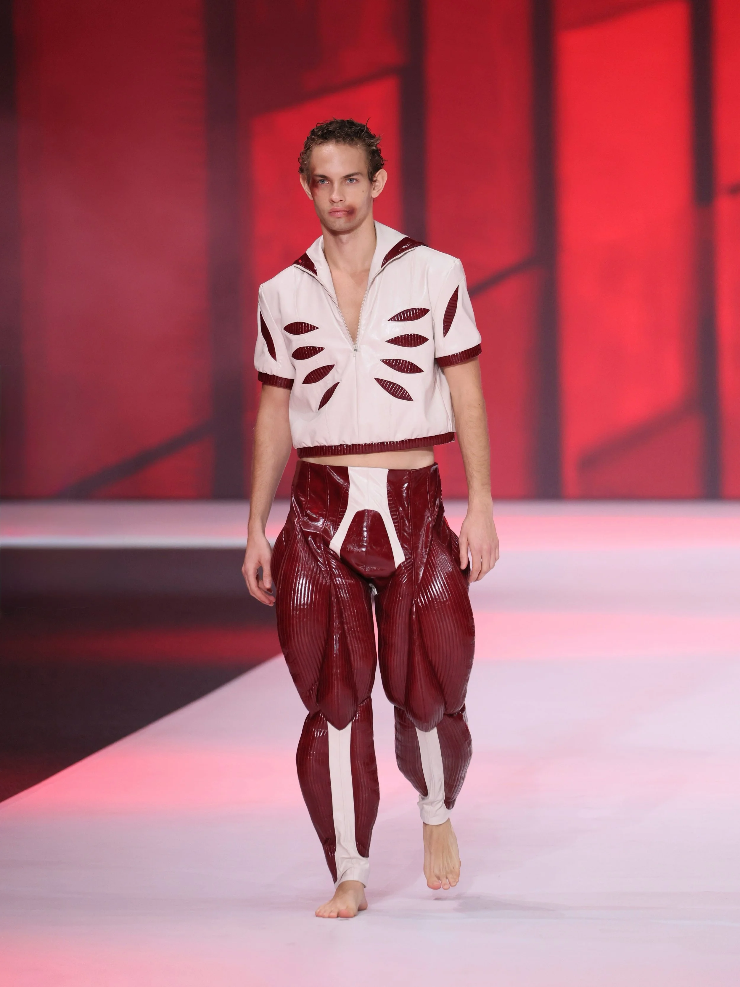 ANGUS TSUI SS27 ‣
/ 404: Ha Ha Haunting / Look 5 ‣ 

Look 5 maps the body like a war chart. 

The skinned pants trace every muscle in exaggerated, anatomical detail - each fiber sculpted as its own monument to endurance, quads, hamstrings, calves, ea