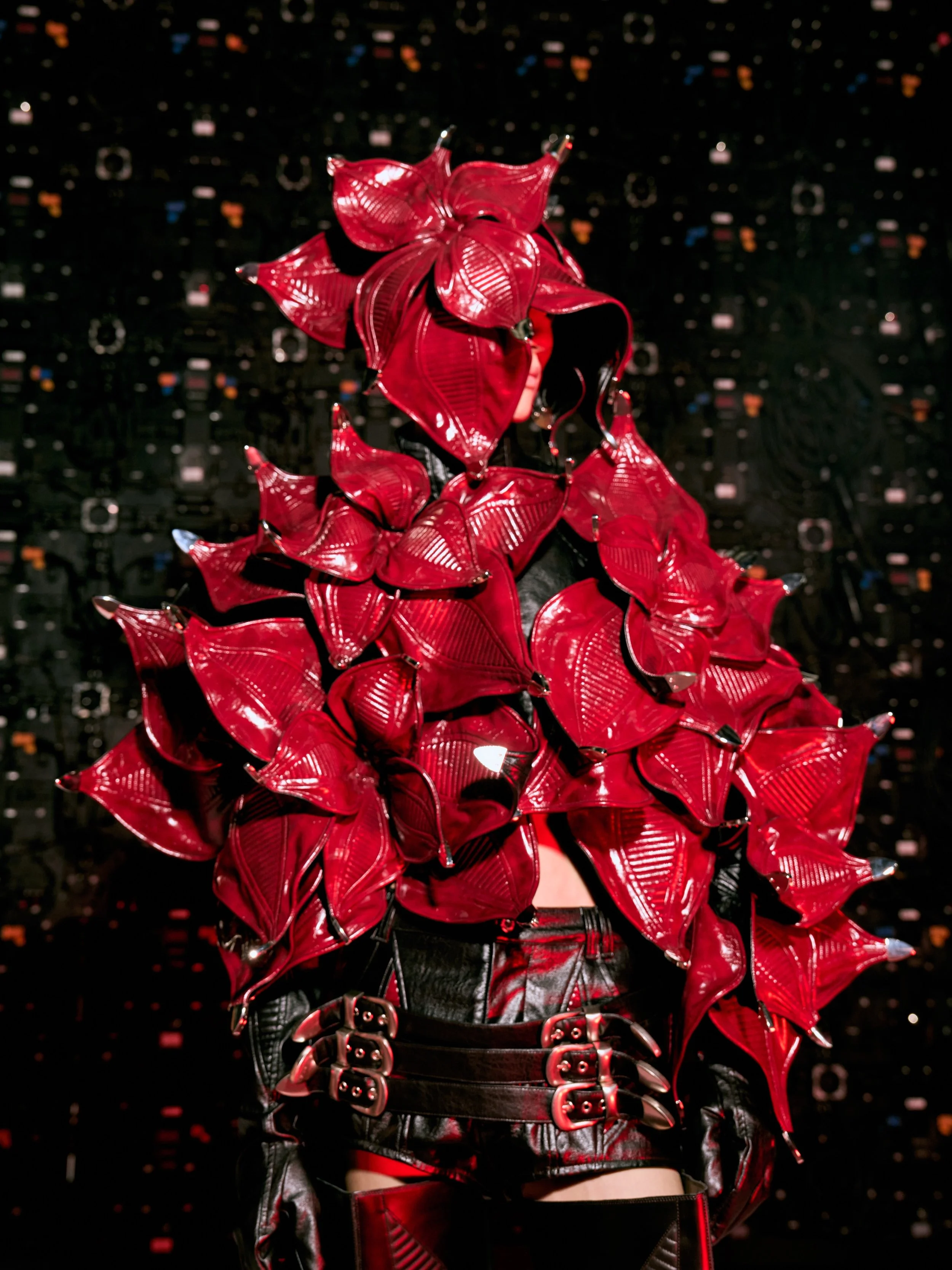 ANGUS TSUI SS27 ‣
/ 404: Ha Ha Haunting / Statement Piece ‣ 

In East Asian folklore, the red spider lily blooms at the boundary between life and death. It guides souls. It marks the passage. 

For Look 1, we took that flower and mutated it - twisted
