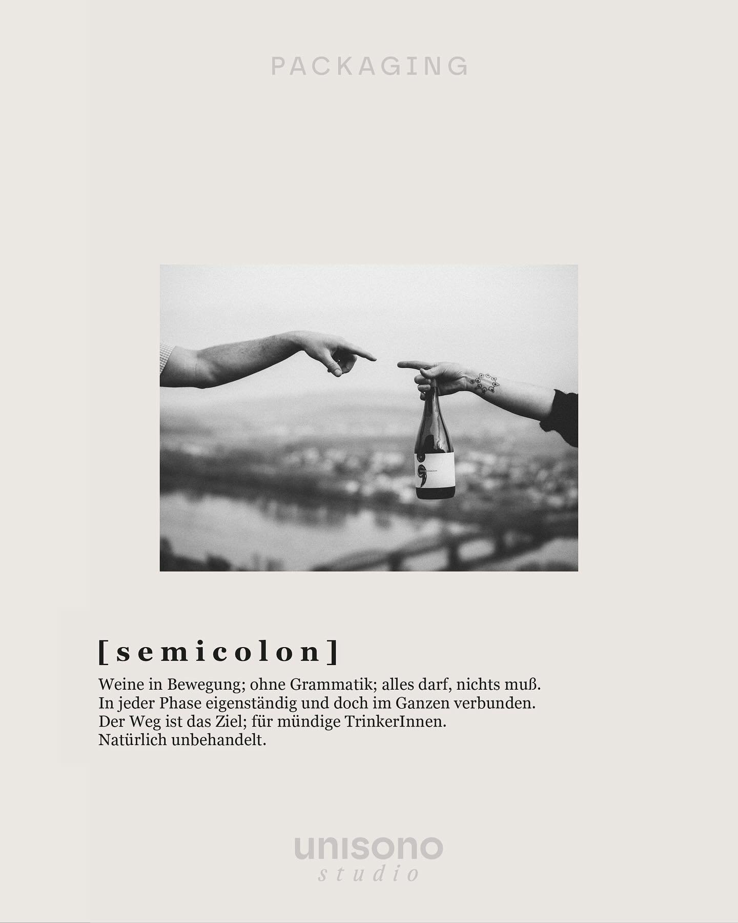 semicolon ist mehr als nur ein Weinprojekt &mdash; es ist eine Reise in die Welt des Naturweins, initiiert von Katharina Salzgeber und Nikolaus Saahs. Vinifiziert und abgef&uuml;llt am Demeter-zertifizierten Nikolaihof Wachau, erkunden die beiden das