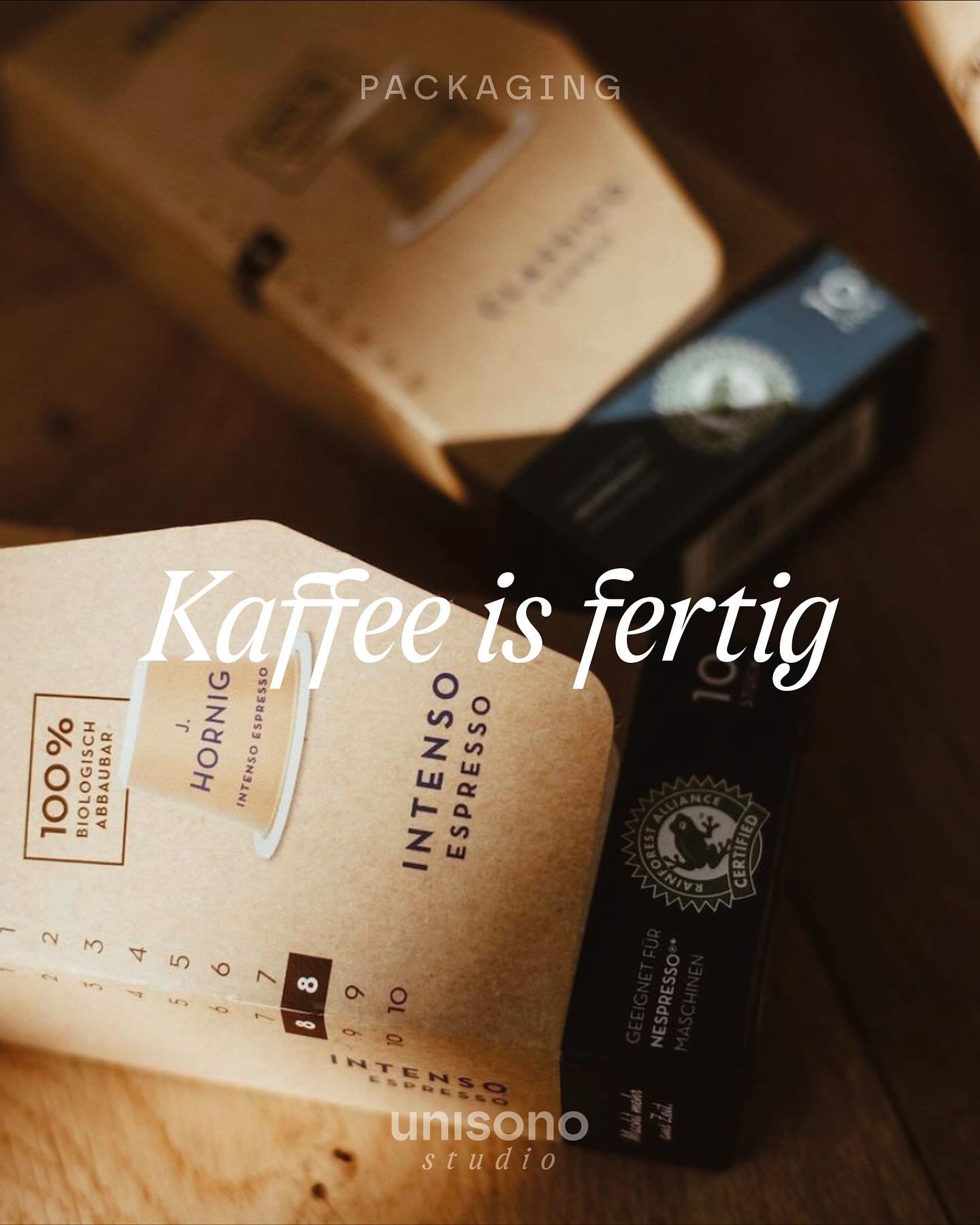 aus dem Archiv: Kaffeegenuss auf Knopfdruck&mdash;2020 entstand fur J. Hornig das Design f&uuml;r Verpackungen in zwei Gr&ouml;&szlig;en und Kapseln in f&uuml;nf Sorten. Straight nach Cl, mit einem nat&uuml;rlichem Look.

Und noch ein kleiner reminde