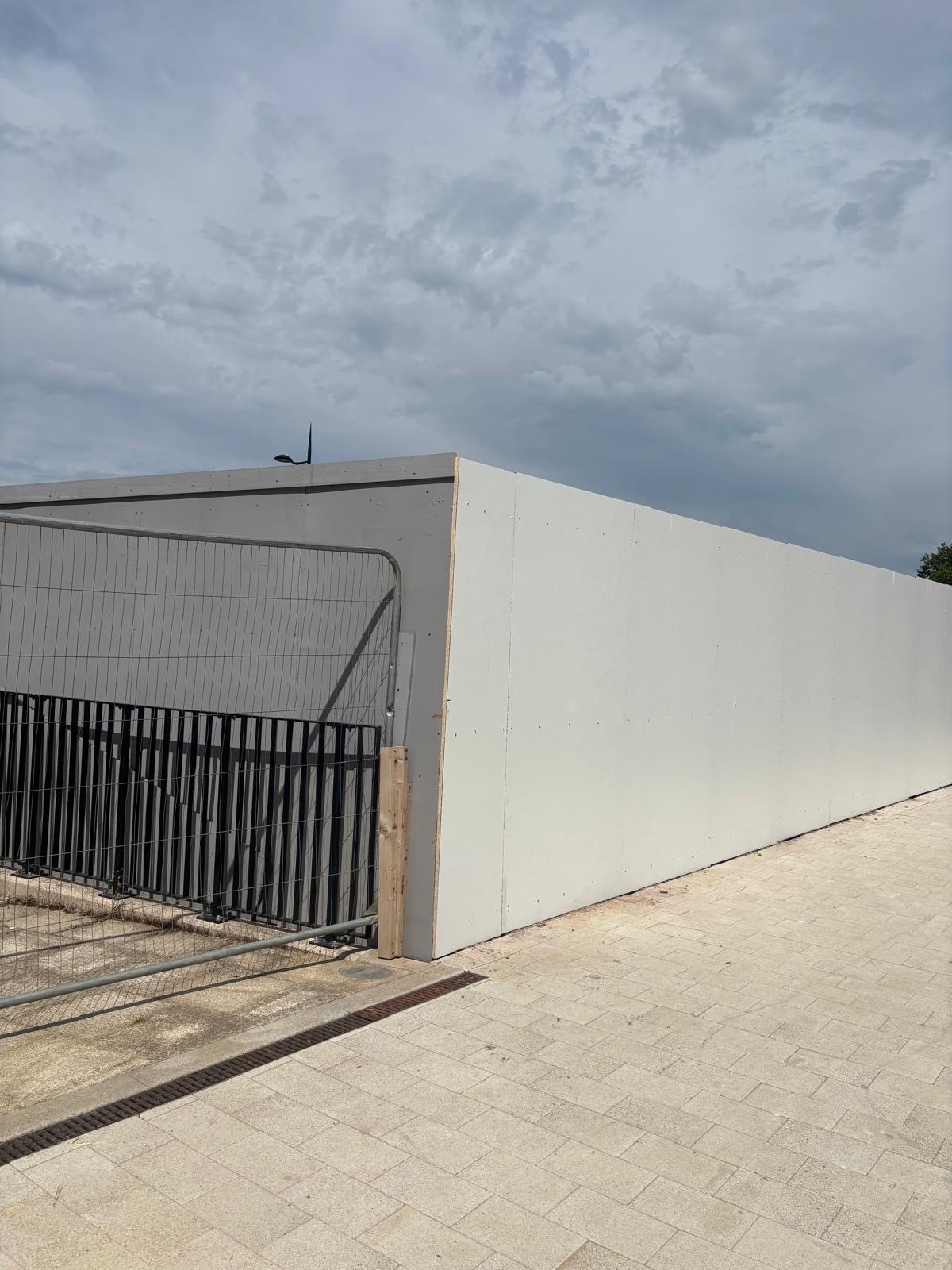 100m of hoarding installed in Swindon