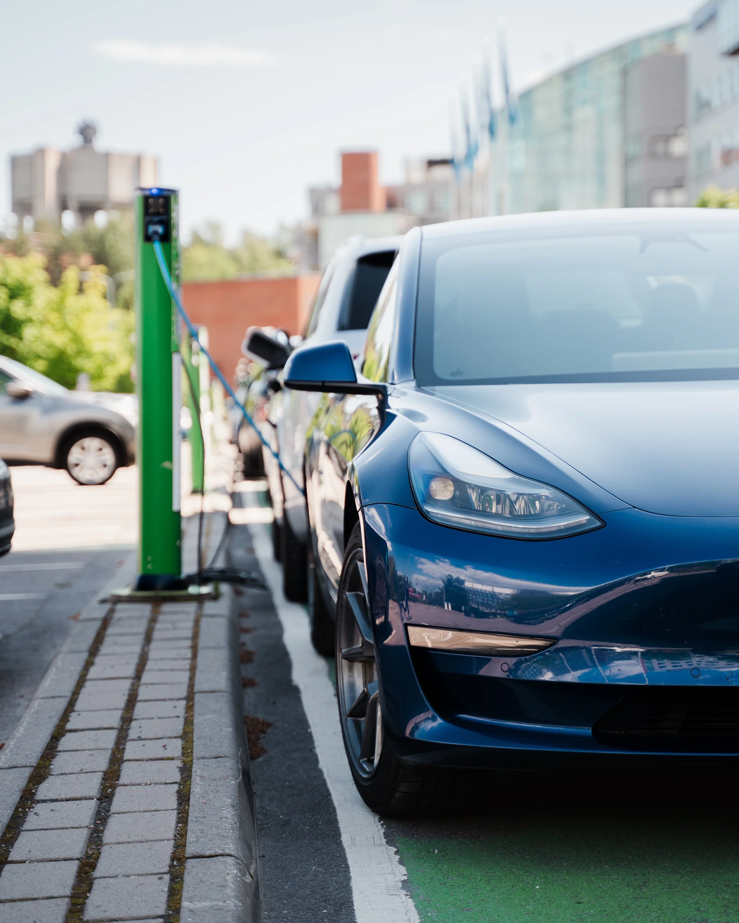 Verovapaa lataaminen työpaikoilla poistui - eParking Busineksellä voit tarjota työpaikkalatausta