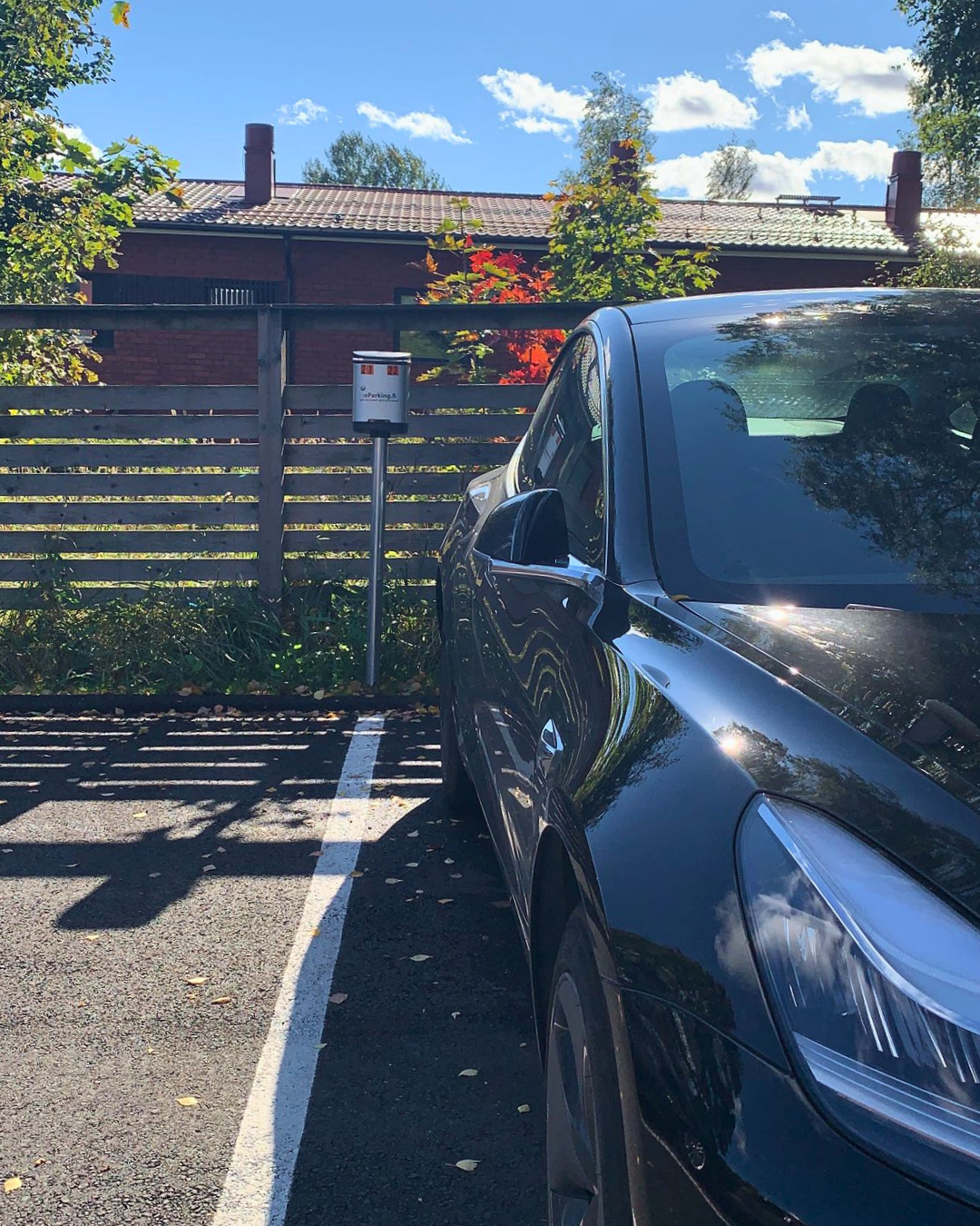 Kuka maksaa ja kuka päättää? Miksi asukkaan oma latauslaite vaatii aina taloyhtiön ja operaattorin sopimuksen