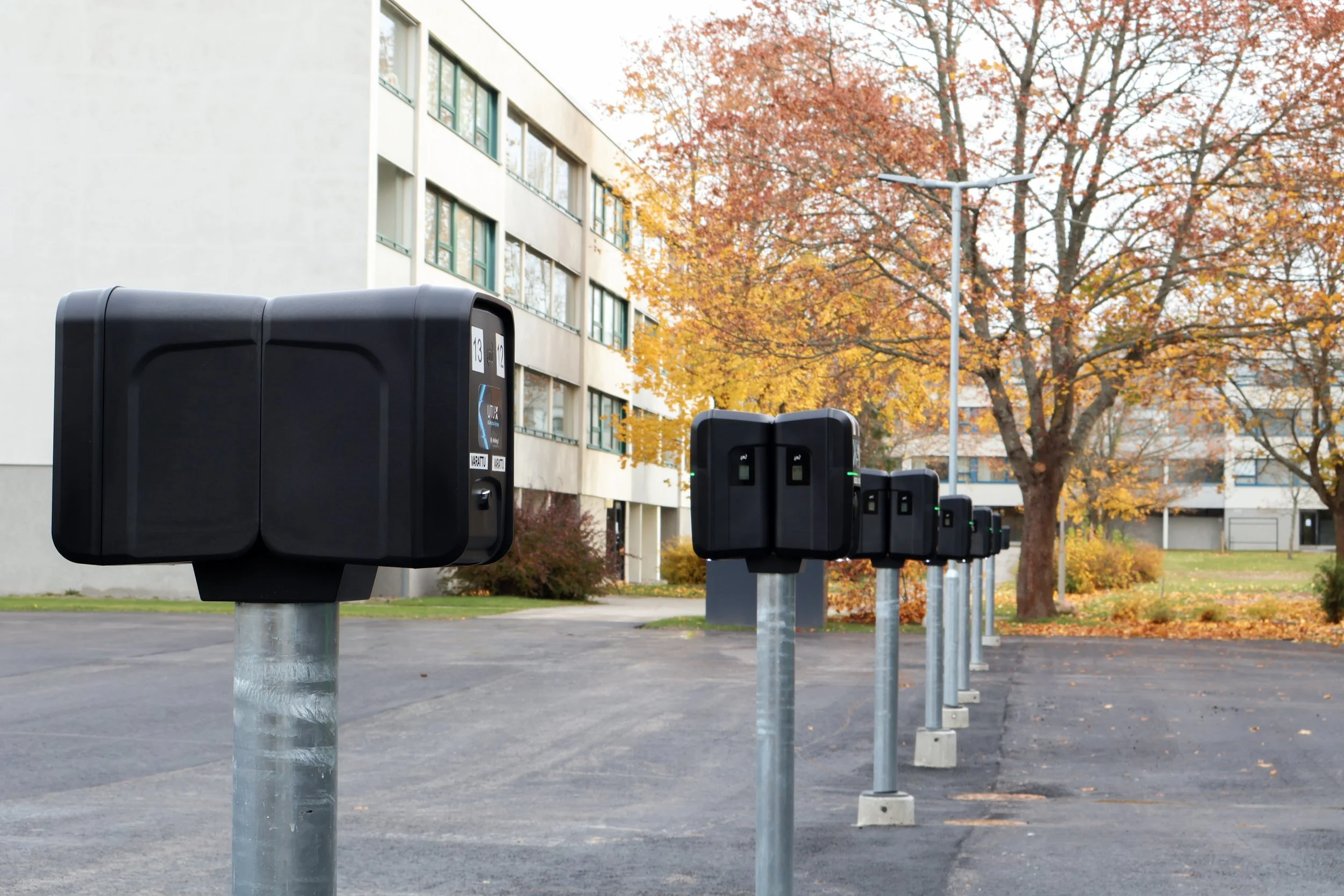 UTUMaX ja UTUReX latauslaiteet taloyhtiön pihassa
