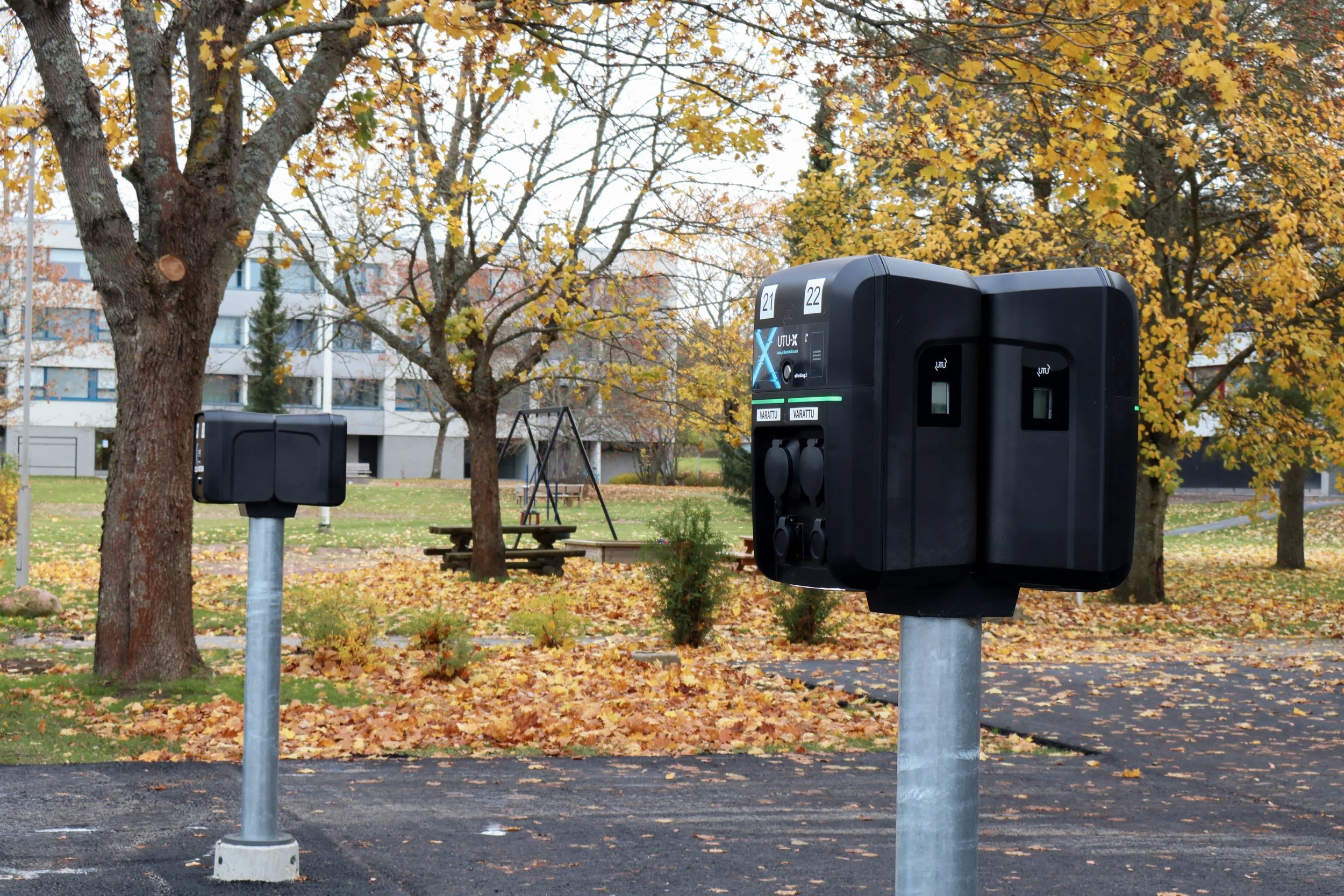 UTUMaX ja UTUReX latauslaiteet taloyhtiön pihassa