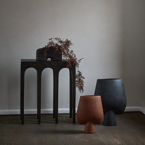 Cobra_Fat_-_Bow_Console_-_Sphere_Vases_-_Mood.jpg