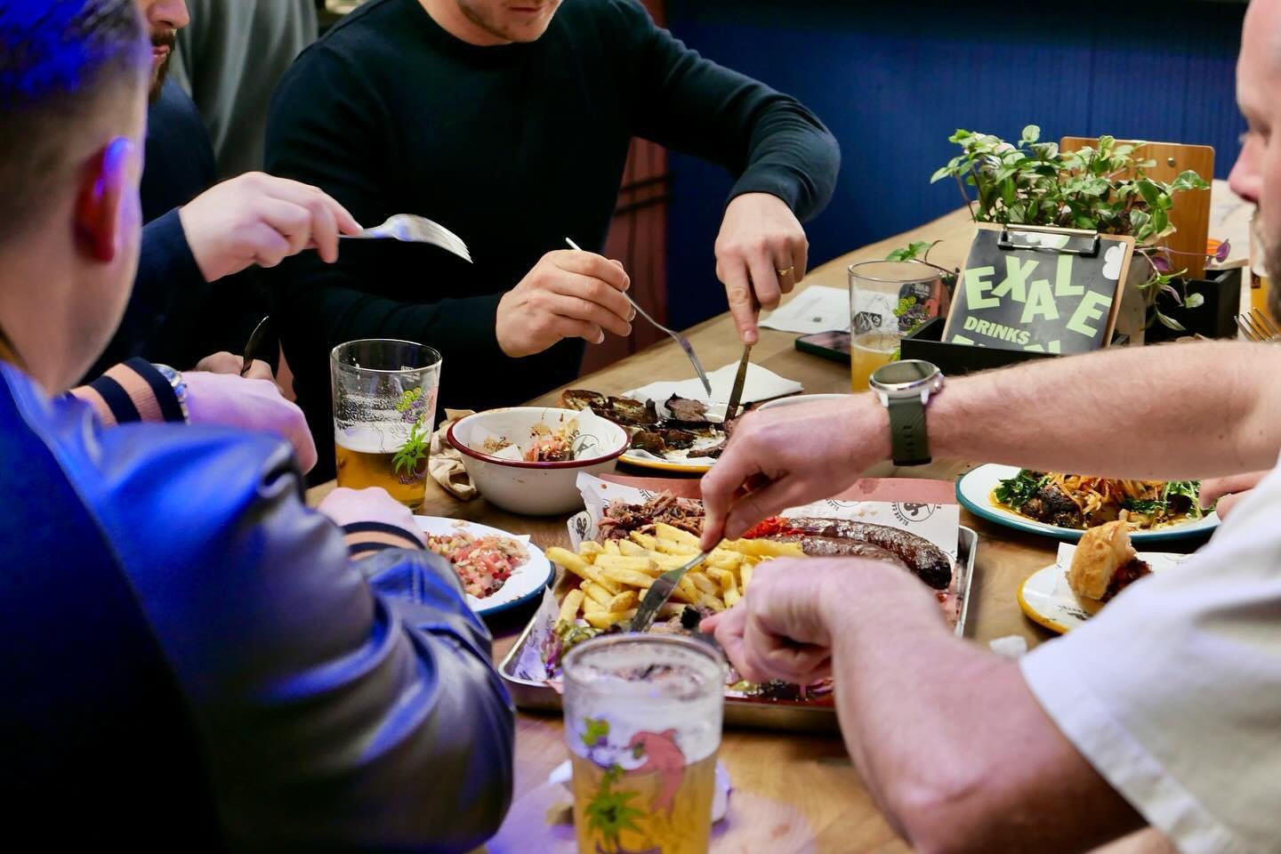 DIG IN 🤺🥩

Its sharing Sunday. Grab your gang and get down here for @black.cactus.bbq Sunday specials from midday