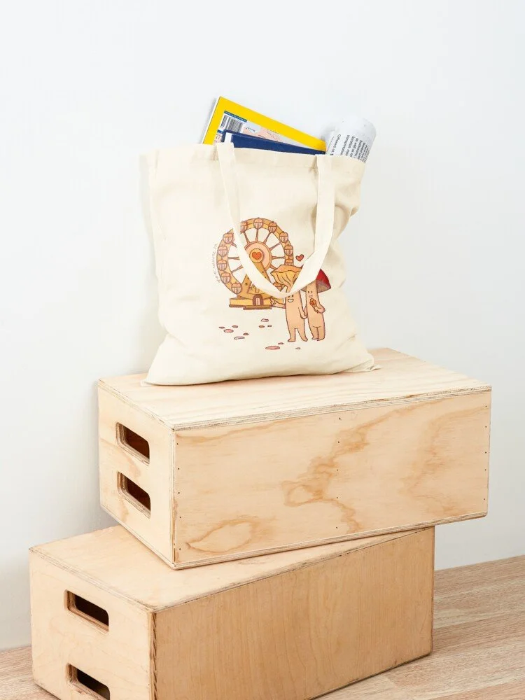 Mockup tote bag illustré posé sur caisses en bois, personnage champignon, style Nanore