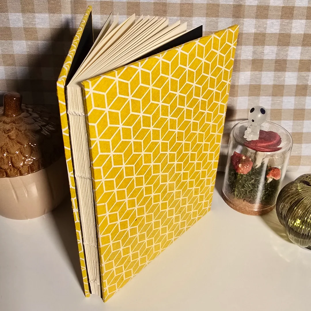 Carnet A5 fait-main "Tout en jaune" — pièce unique