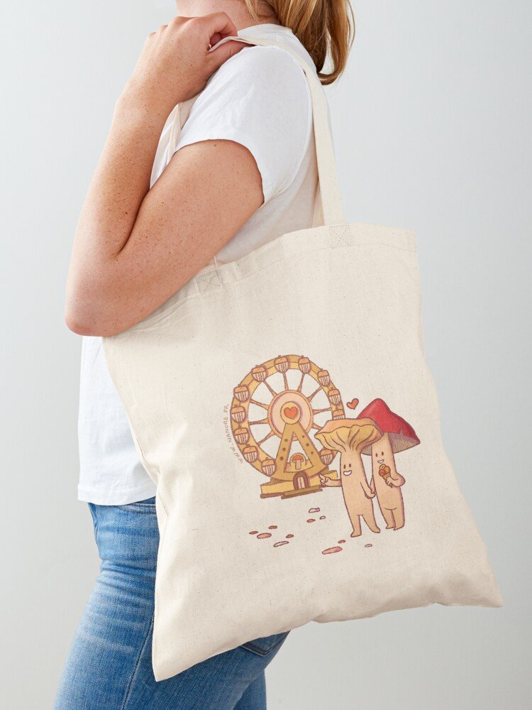 Mockup tote bag porté avec illustration champignon et manège forain, packaging Nanore