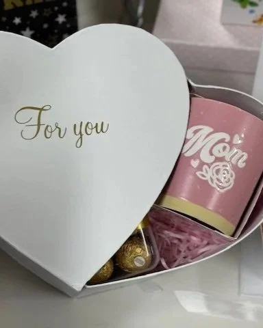 Heart+Shaped+Gift+Box+with+Mom+Mug.jpg