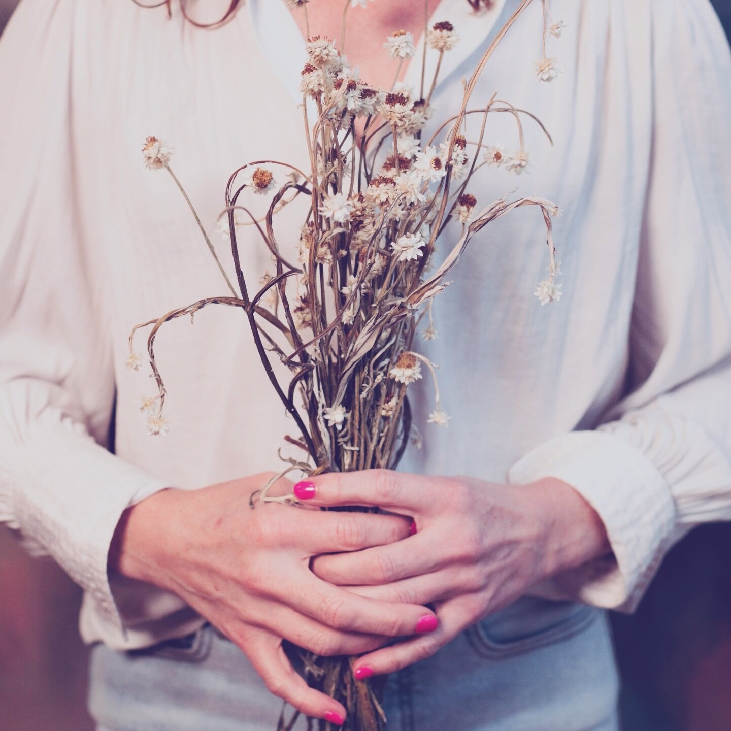 The only thing living in my garden right now is me&hellip; 🥀 
.
.
#wintergarden #deadflowers #springcountdown #gardengirls #plantlife #newyear #garden #gardeninglife #gardening