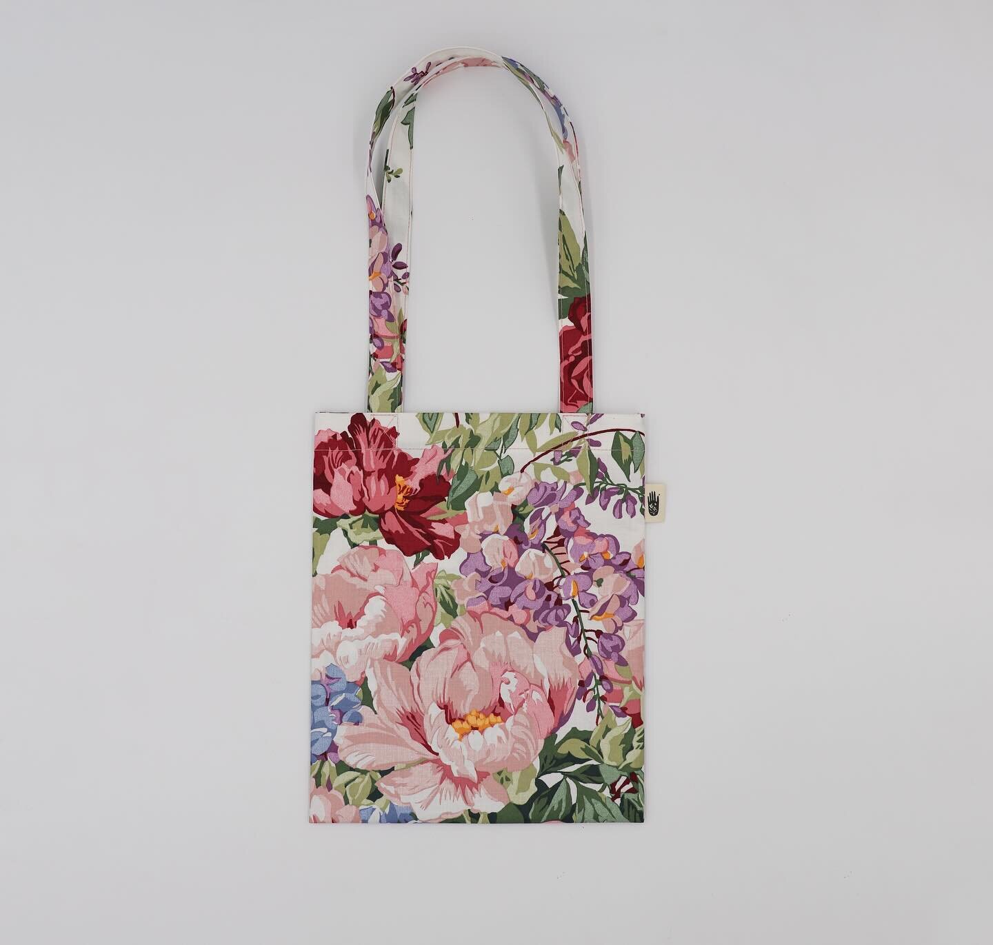 I can&rsquo;t get enough of these florals 🌸! Reminding me of the beauty of #easter season. Celebrating the Spring perennials that remind us every year, there is life after death 💖🌱🌞. 
.
.
#spring #totebag #totebags #perennialflowers #perennial #n