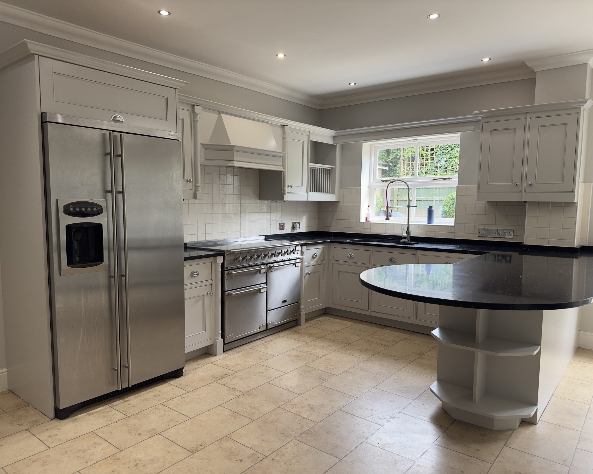 We all know that you can't go wrong with a classic! 👌

Our lovely clients based in Sale reached out to us enquiring about a new clean white respray for their kitchen. Having being painted before in a similar light shade, over time hand rolled painti