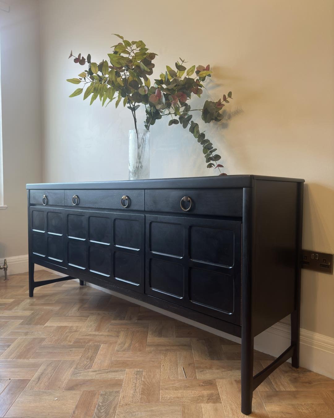 This unit was bought by a wonderful couple only a few years ago for &pound;900. The original paint was rolled on with a poor orange peel effect and peeling off in many places. This is a clear sign of poor quality paint and prep work. 

This unit was 