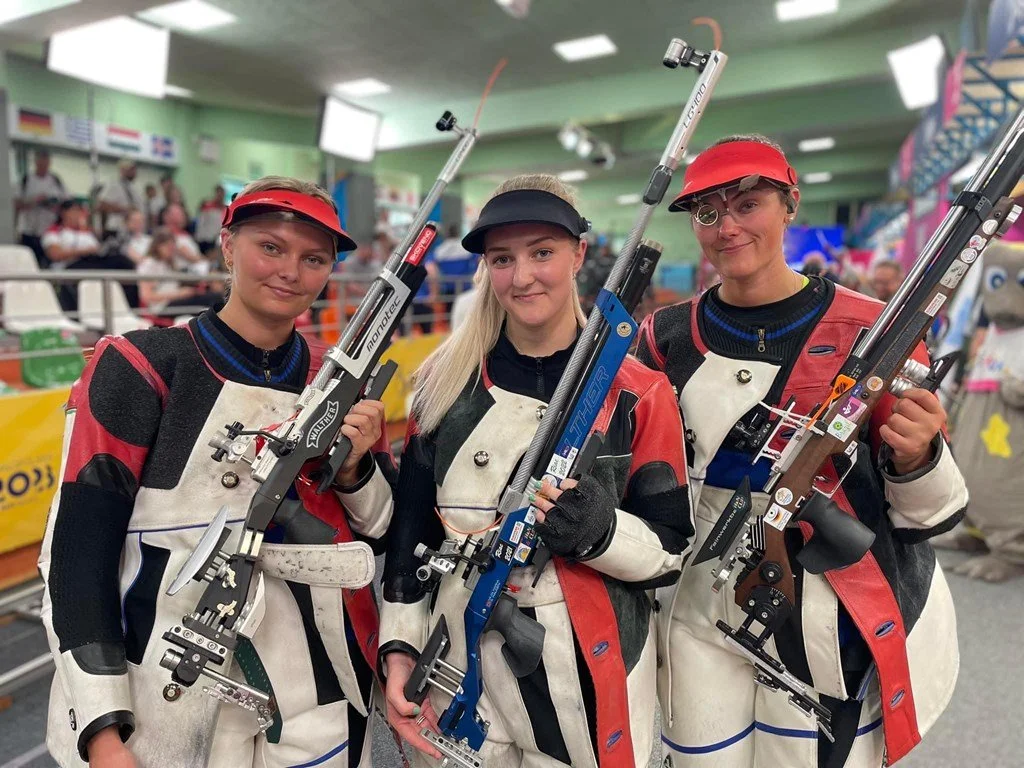 Sølv til Milda og Jenny i lagkonkurransen med luftrifla
