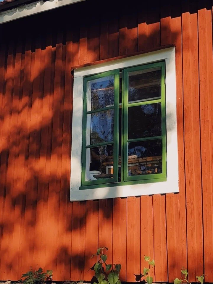 Idag levererade vi dessa fina f&ouml;nsterb&aring;gar! M&aring;lade i kromoxidgr&ouml;nt fr&aring;n Allb&auml;ck. Fyra av sex b&aring;gar var igenspikade &ndash; vi gjorde dem &ouml;ppningsbara och satte gamla, linoljebr&auml;nda handvarpor och storm