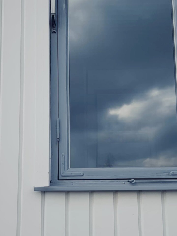 Kopplade b&aring;gar &auml;ntligen tillbaka p&aring; sin plats! Vi blandade till en egen bl&aring;gr&aring; kul&ouml;r f&ouml;r att efterlikna den gamla, men en icke solblekt version. Blev mycket fint tycker vi! Svep f&ouml;r att se f&ouml;re..