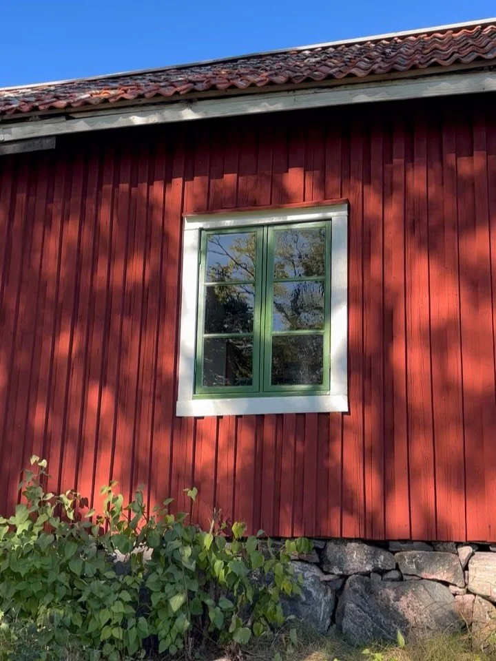 Vill ni ha hj&auml;lp med att ge nytt liv till era f&ouml;nster? Tveka inte att h&ouml;ra av er till oss! Vi kommer g&auml;rna ut och tar en titt och &aring;terkommer d&auml;refter med en &aring;tg&auml;rdsplan och offert!✨